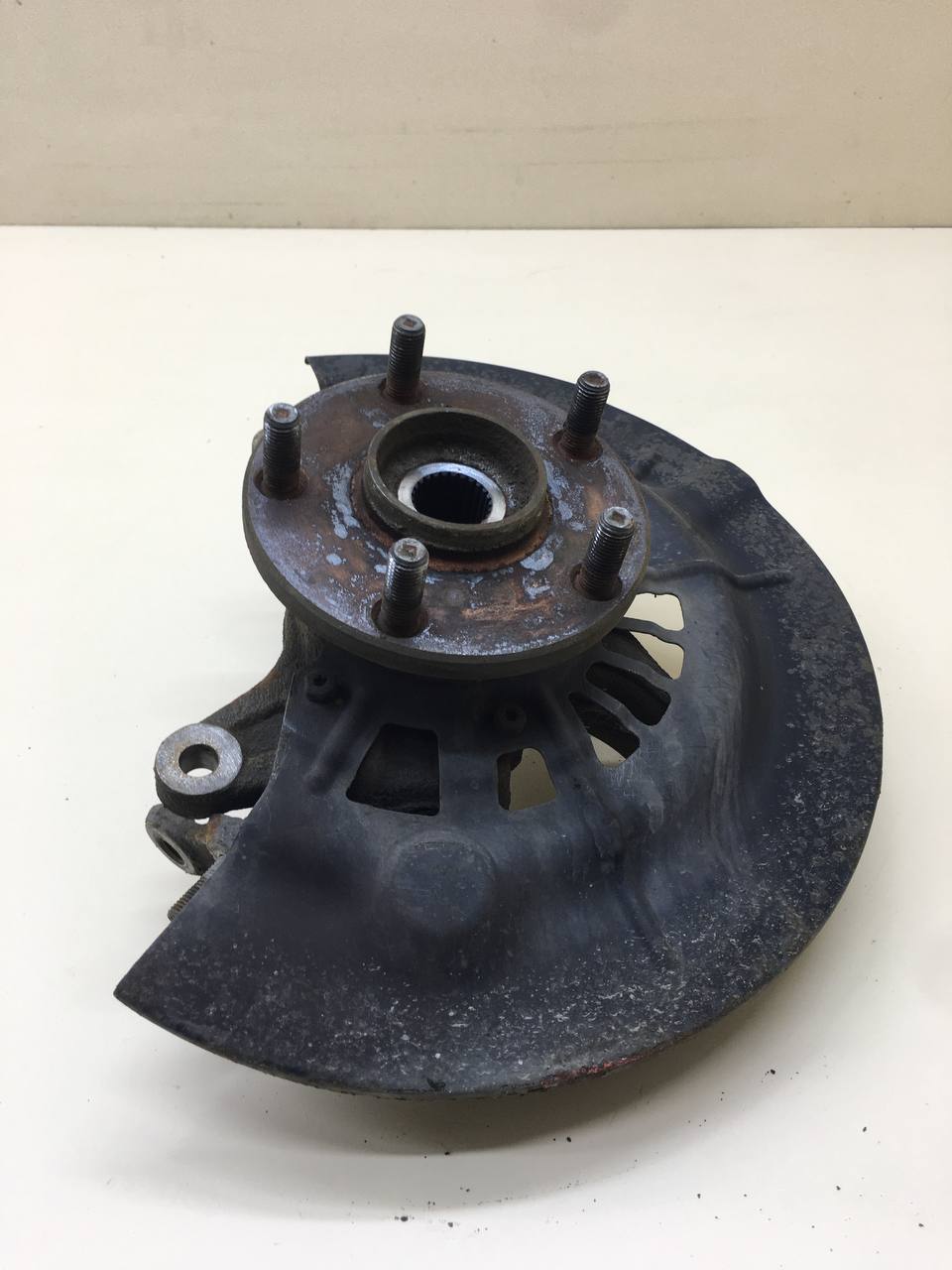 Кулак поворотный передний левый Toyota Camry (XV50) 2011-2017