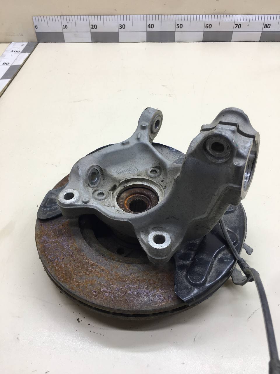 Кулак поворотный передний левый Skoda Octavia (A7) 2013>