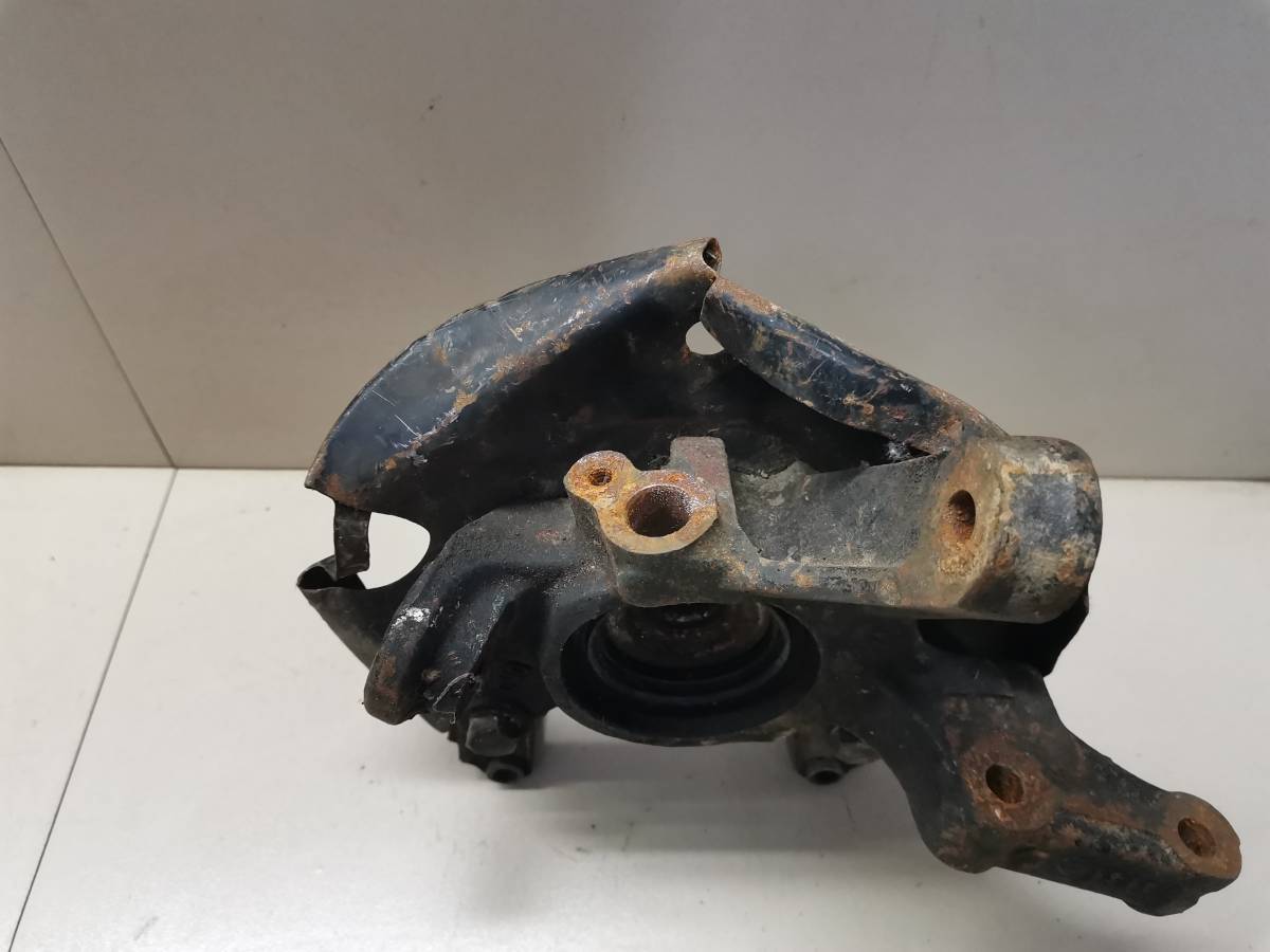 Кулак поворотный передний левый Nissan Almera (N15) 1995-2000