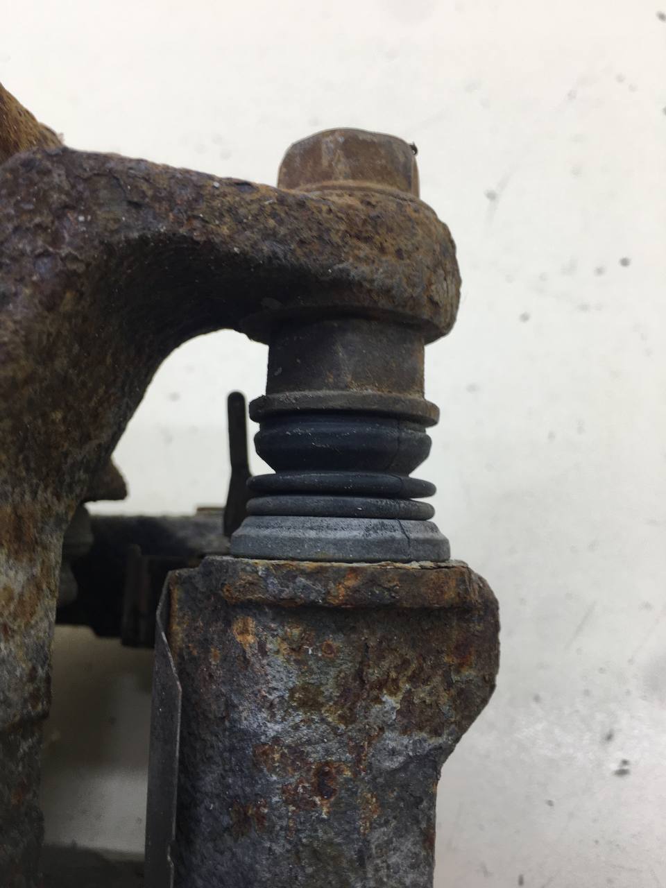 Суппорт передний левый Infiniti M37 (Y51) 2010-2014