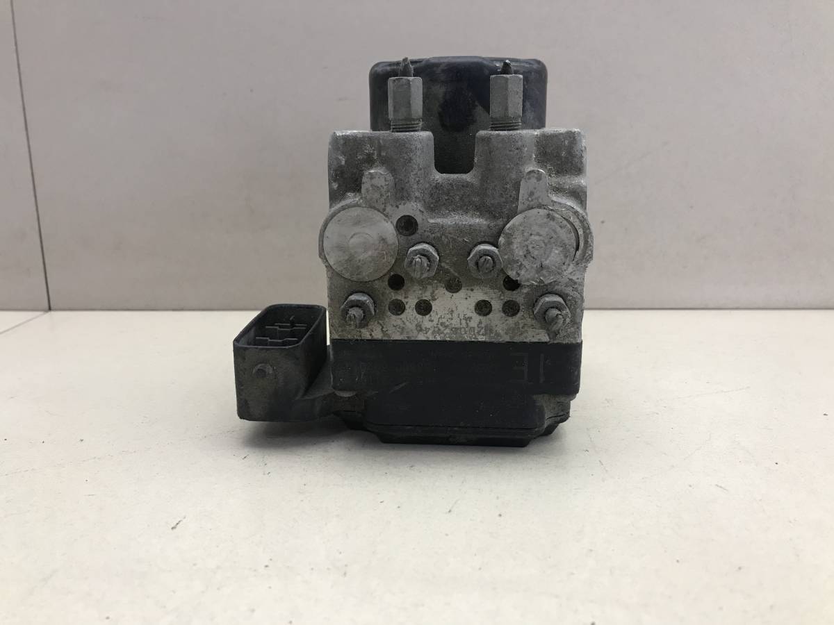 Блок ABS (насос) Toyota Mark II  (X110) 2000-2004