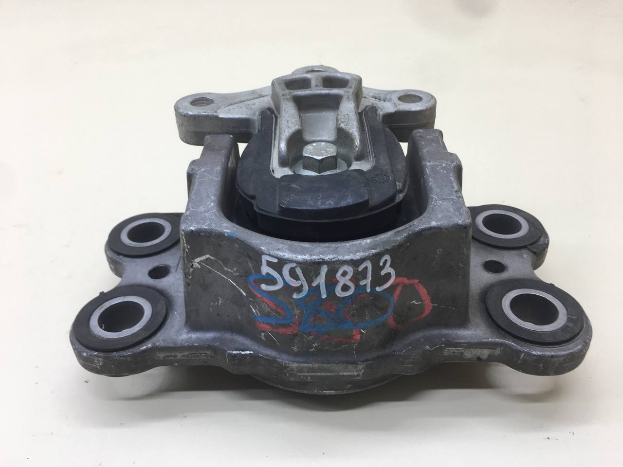 Опора двигателя левая Volvo XC60 2008-2017