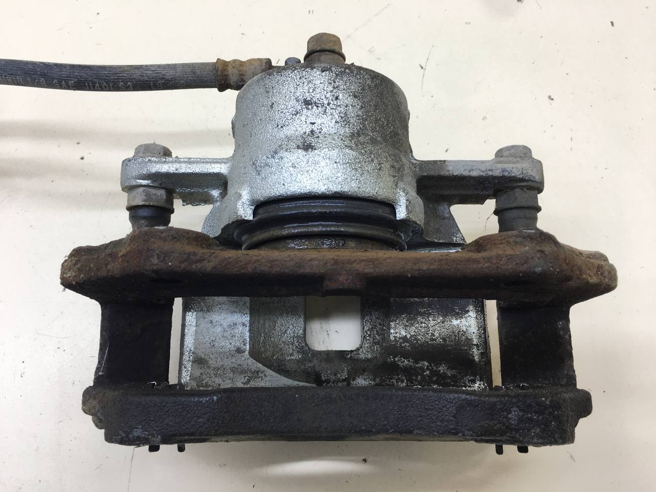 Суппорт передний правый Suzuki Grand Vitara 2005-2015