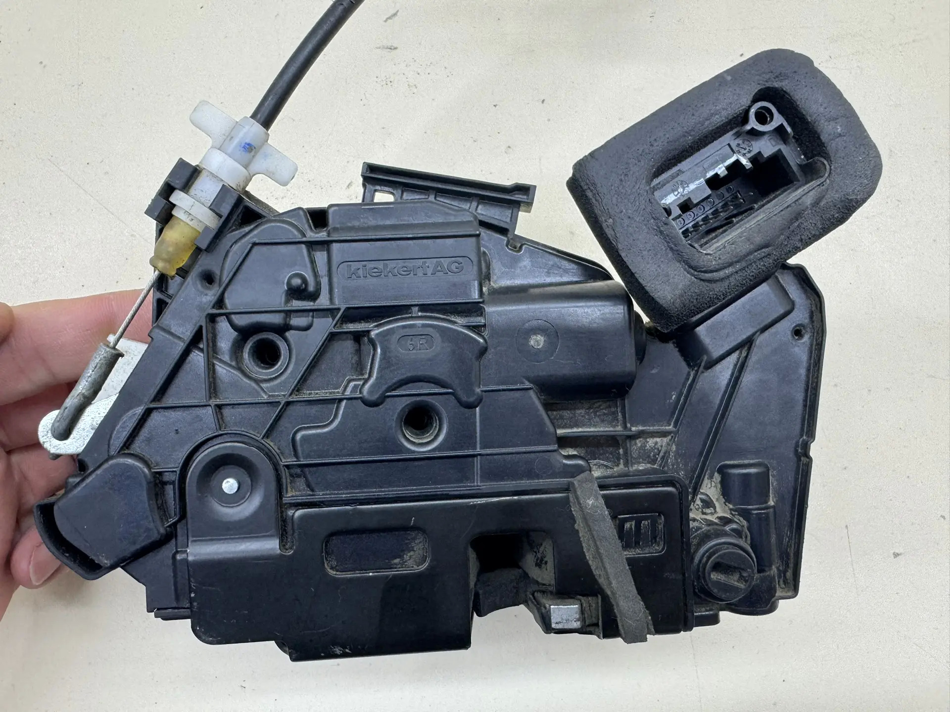 Замок двери задней правой Skoda Rapid 2012-2020