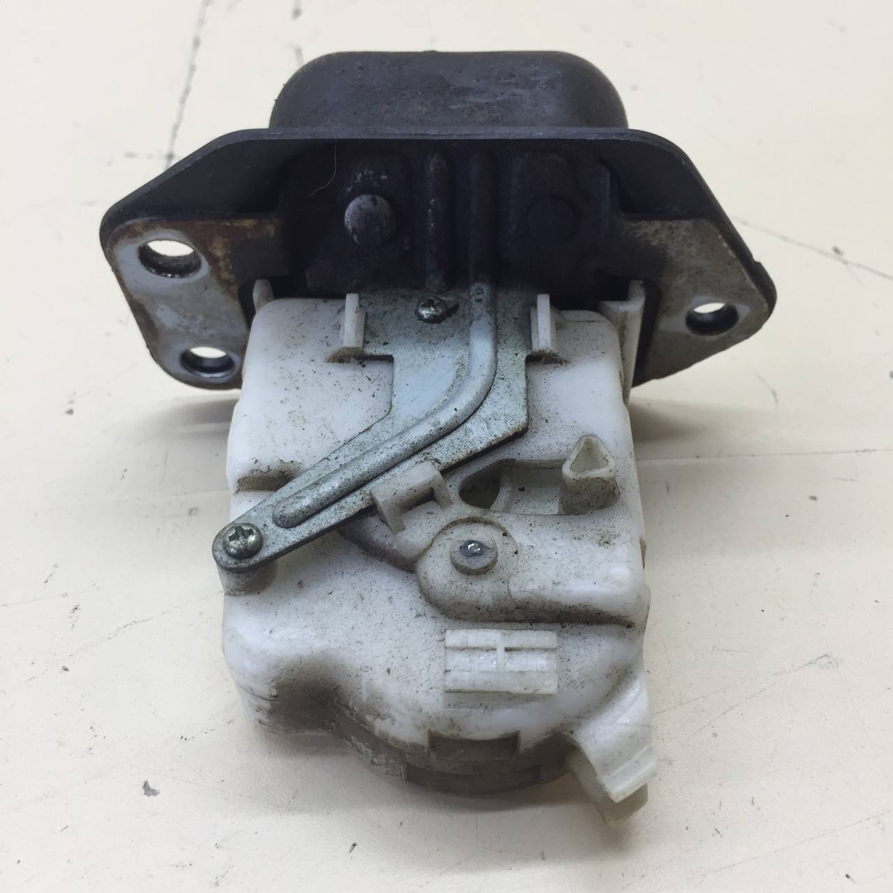 Замок багажника Nissan Tiida (C11) 2007-2014