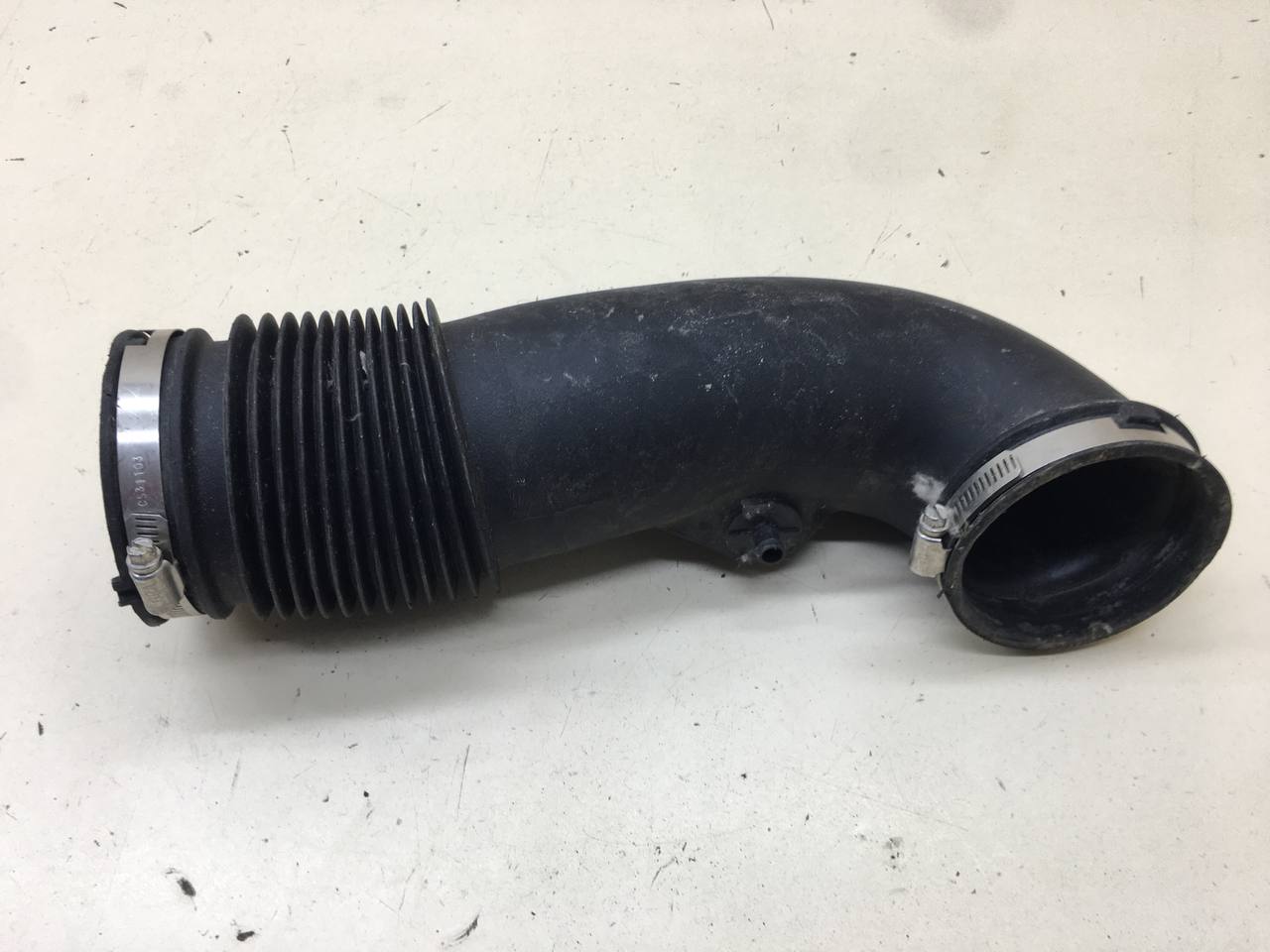 Патрубок воздушного фильтра Cadillac STS 2004-2011