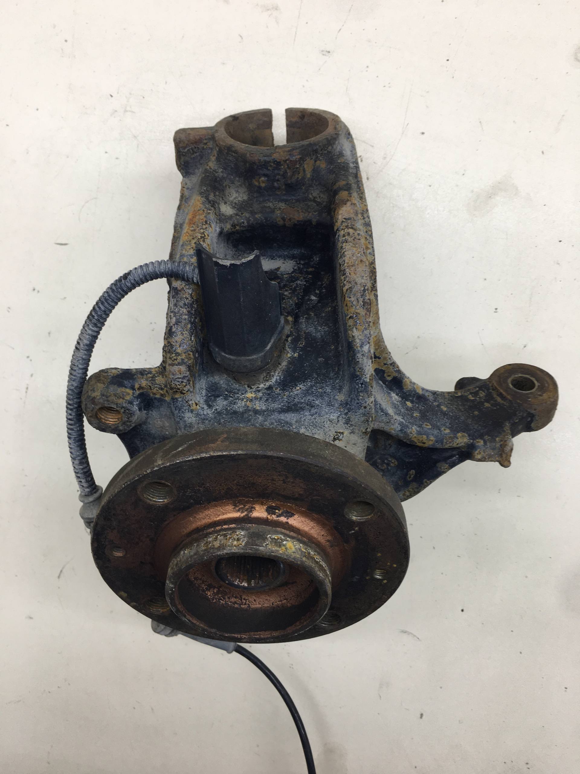 Кулак поворотный передний левый Peugeot 208 2012>