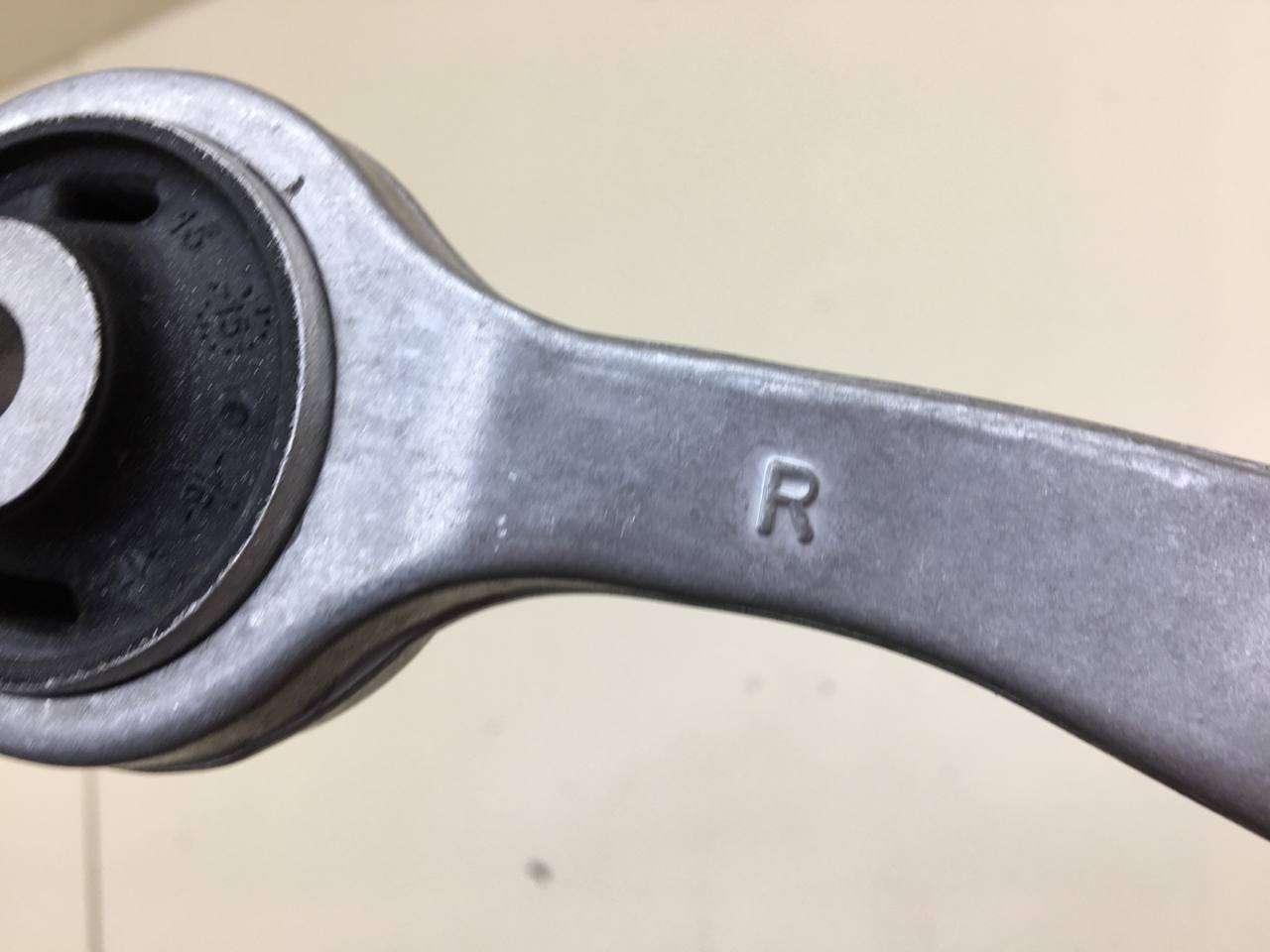 Рычаг передний верхний правый Skoda Superb 2002-2008