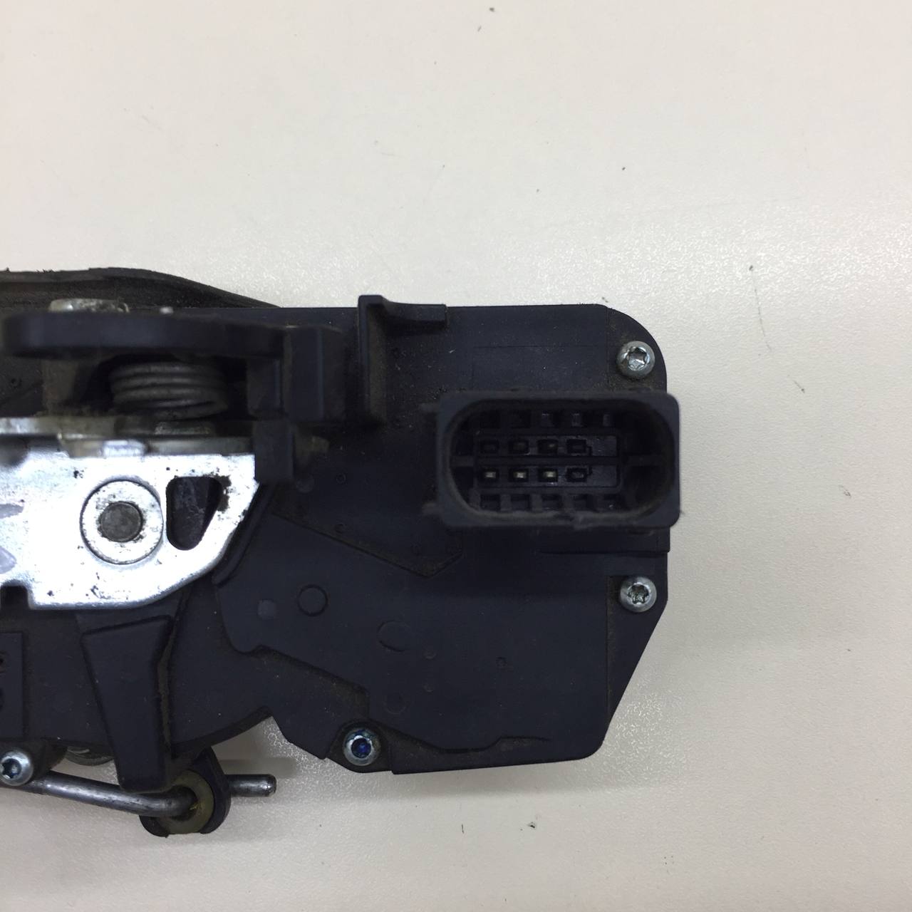 Замок двери передней левой Cadillac Escalade 3 2006-2014