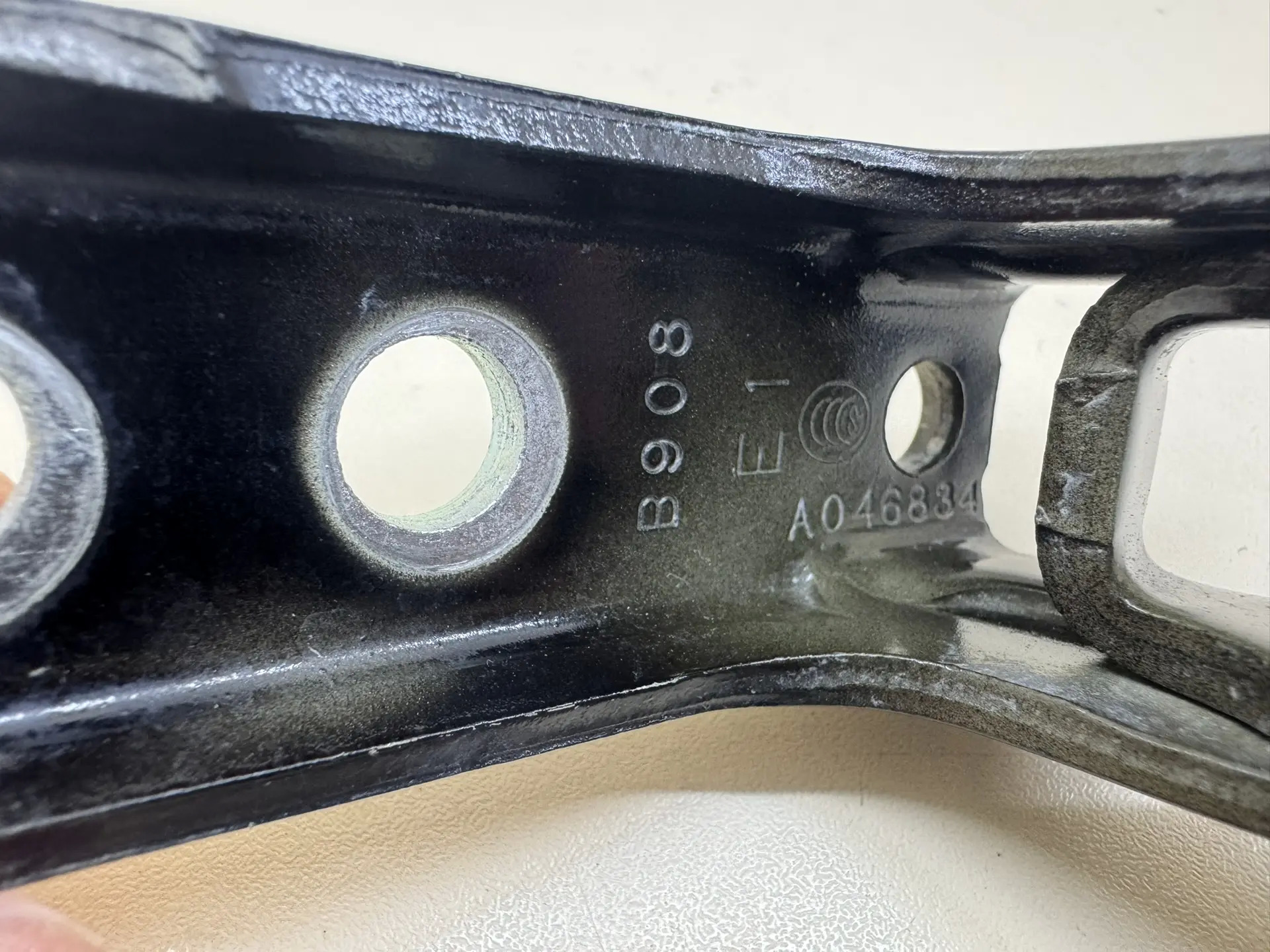 Петля двери передней правой нижняя Mitsubishi Outlander (GF) 2012>