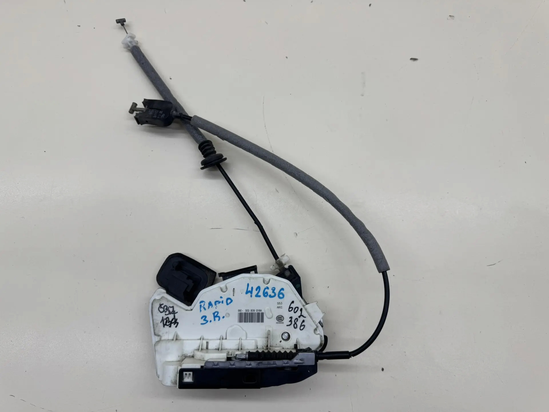 Замок двери задней правой Skoda Rapid 2012-2020