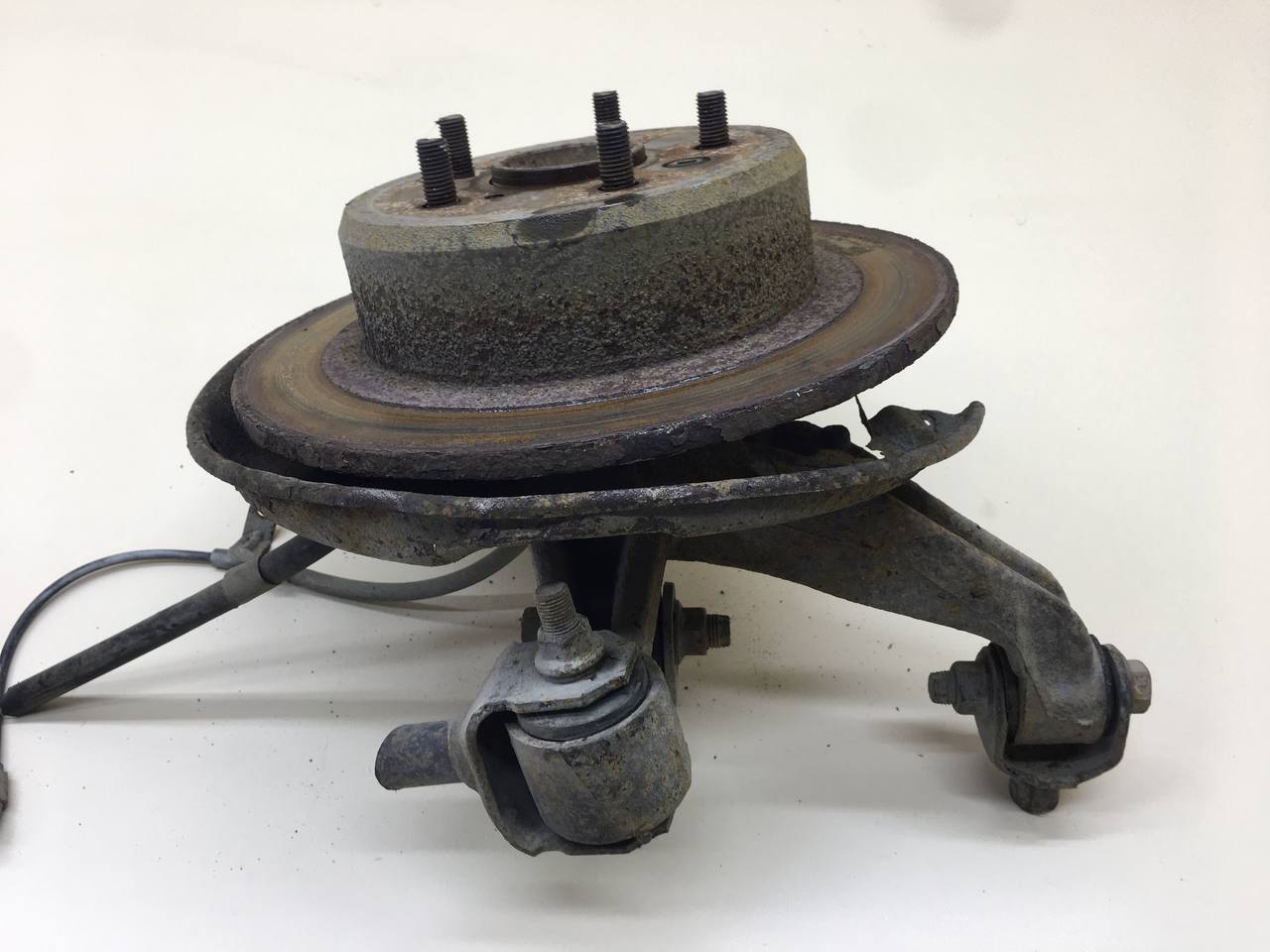 Кулак поворотный задний левый Toyota Camry (XV30) 2001-2006