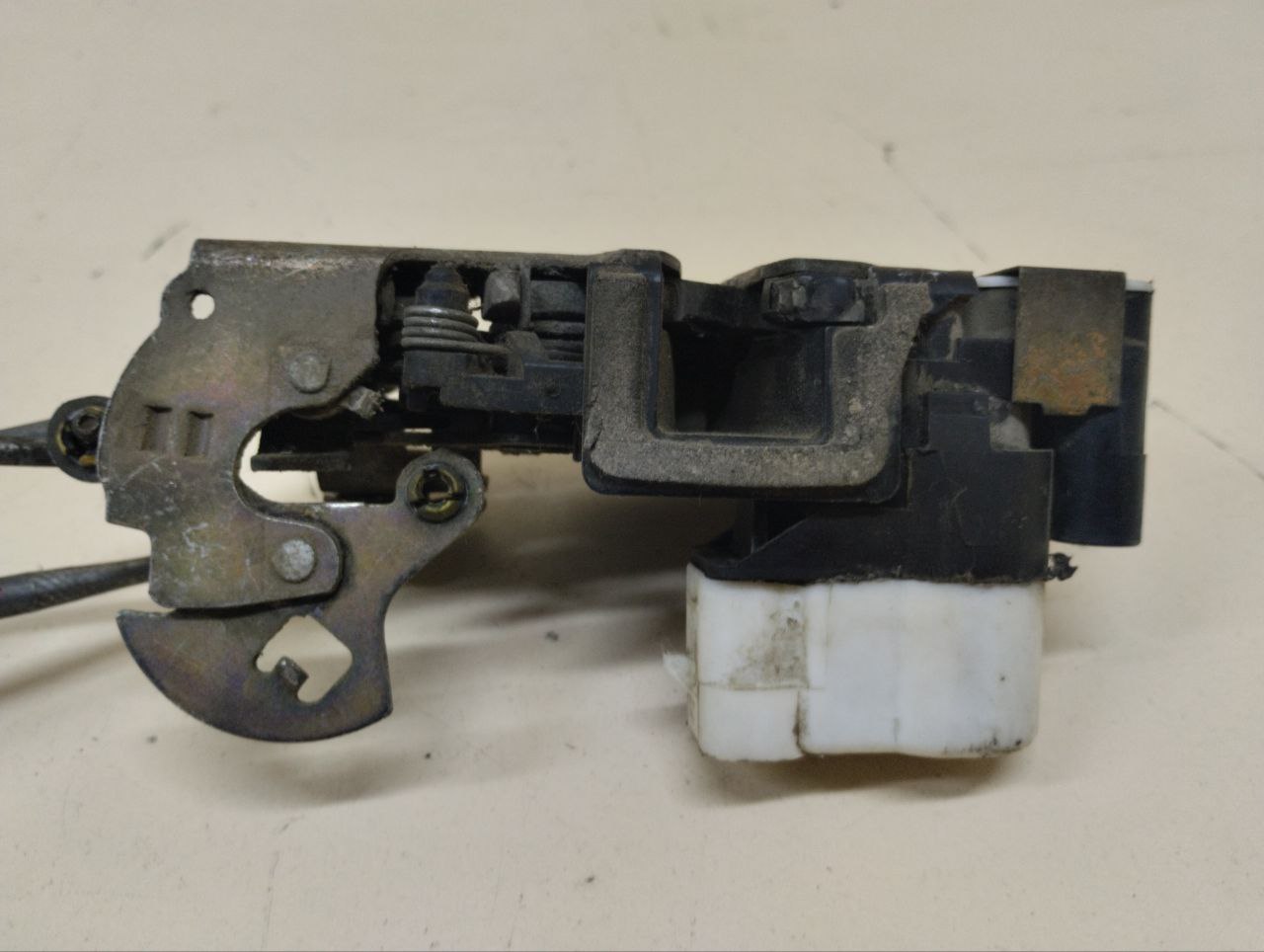 Замок двери передней левой Chevrolet TrailBlazer (GMT360) 2001-2010