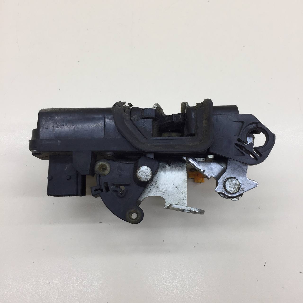 Замок двери задней правой Cadillac Escalade 3 2006-2014