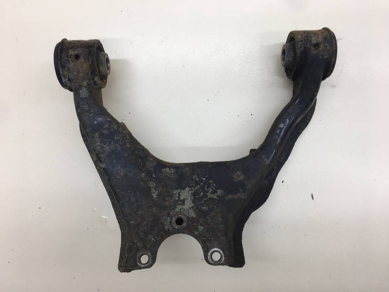 Рычаг передний верхний правый Mitsubishi L200 (KB) 2006-2016