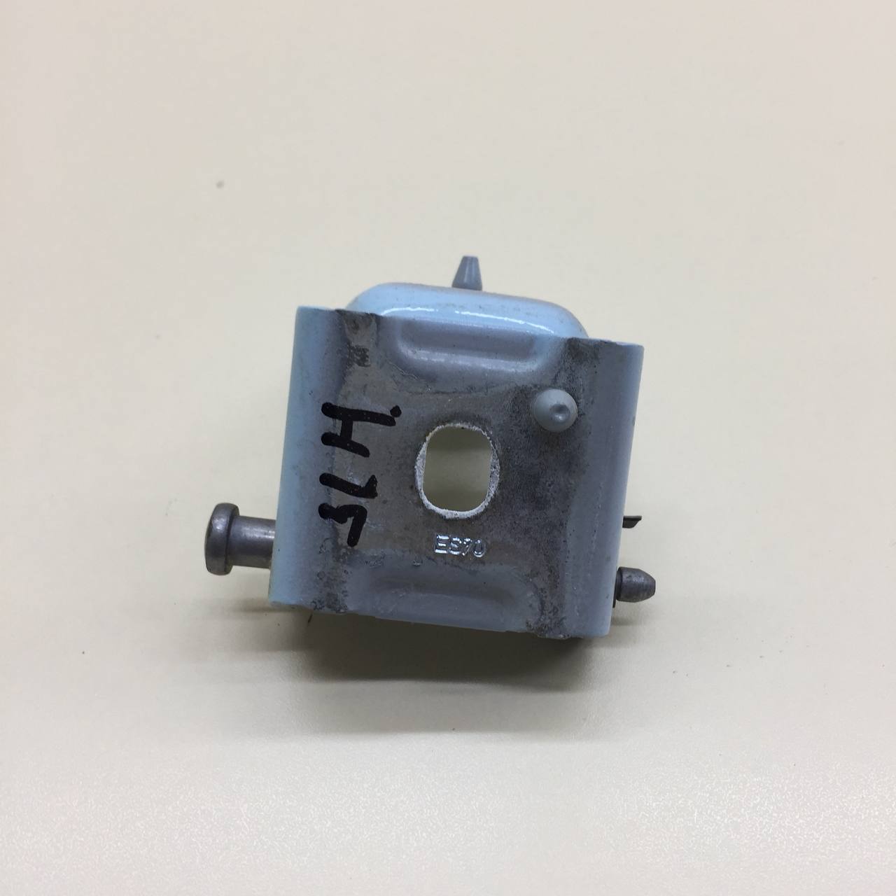 Петля двери задней левой нижняя Citroen C3 2009-2016