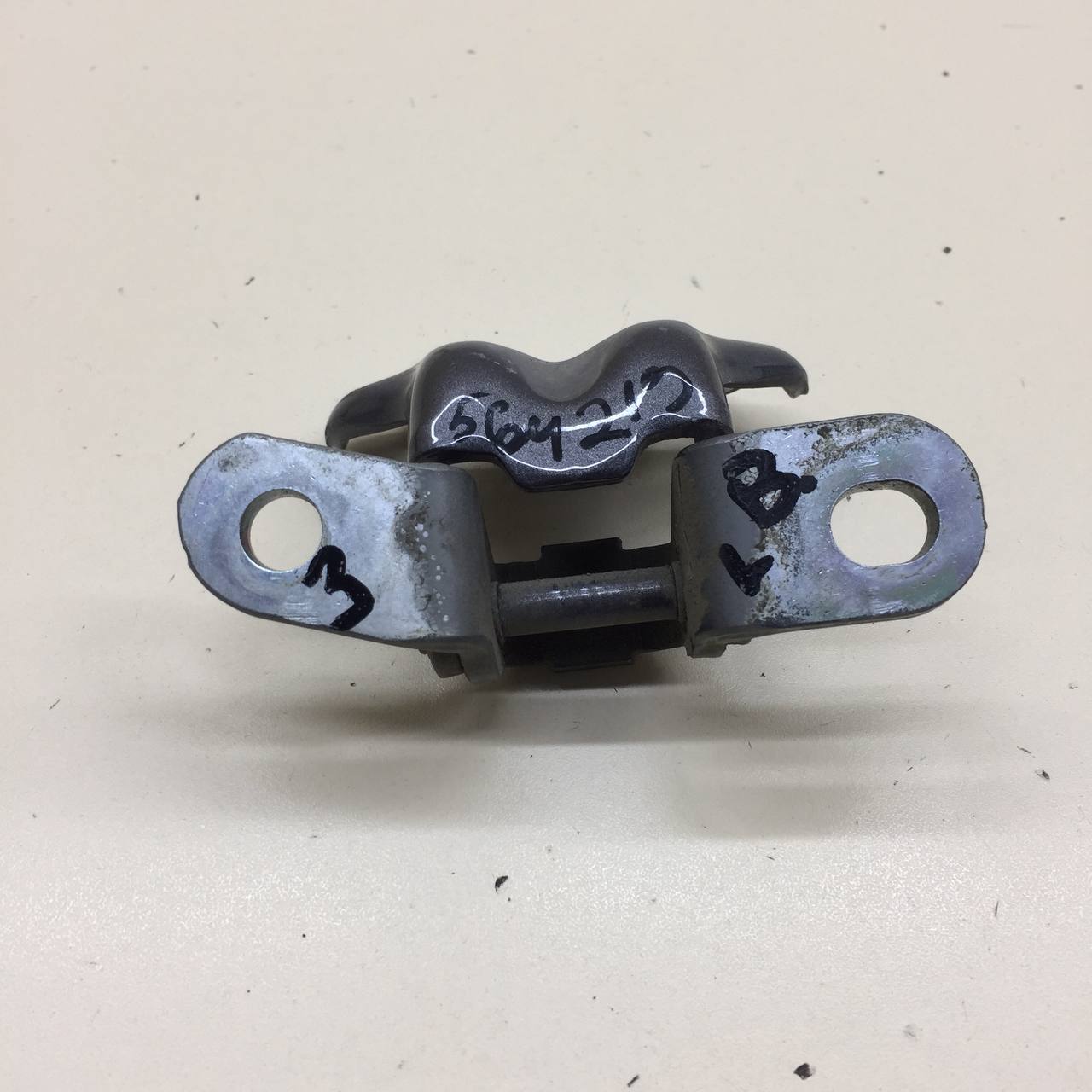 Петля двери задней левой верхняя Hyundai Solaris (RB) 2010-2017