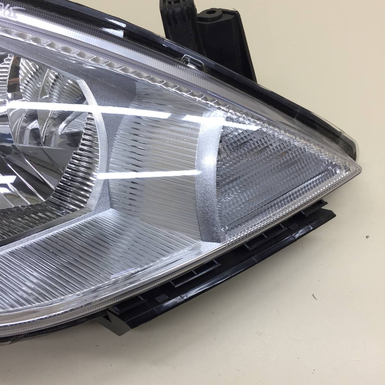 Фара правая Nissan Tiida (C11) 2007-2014