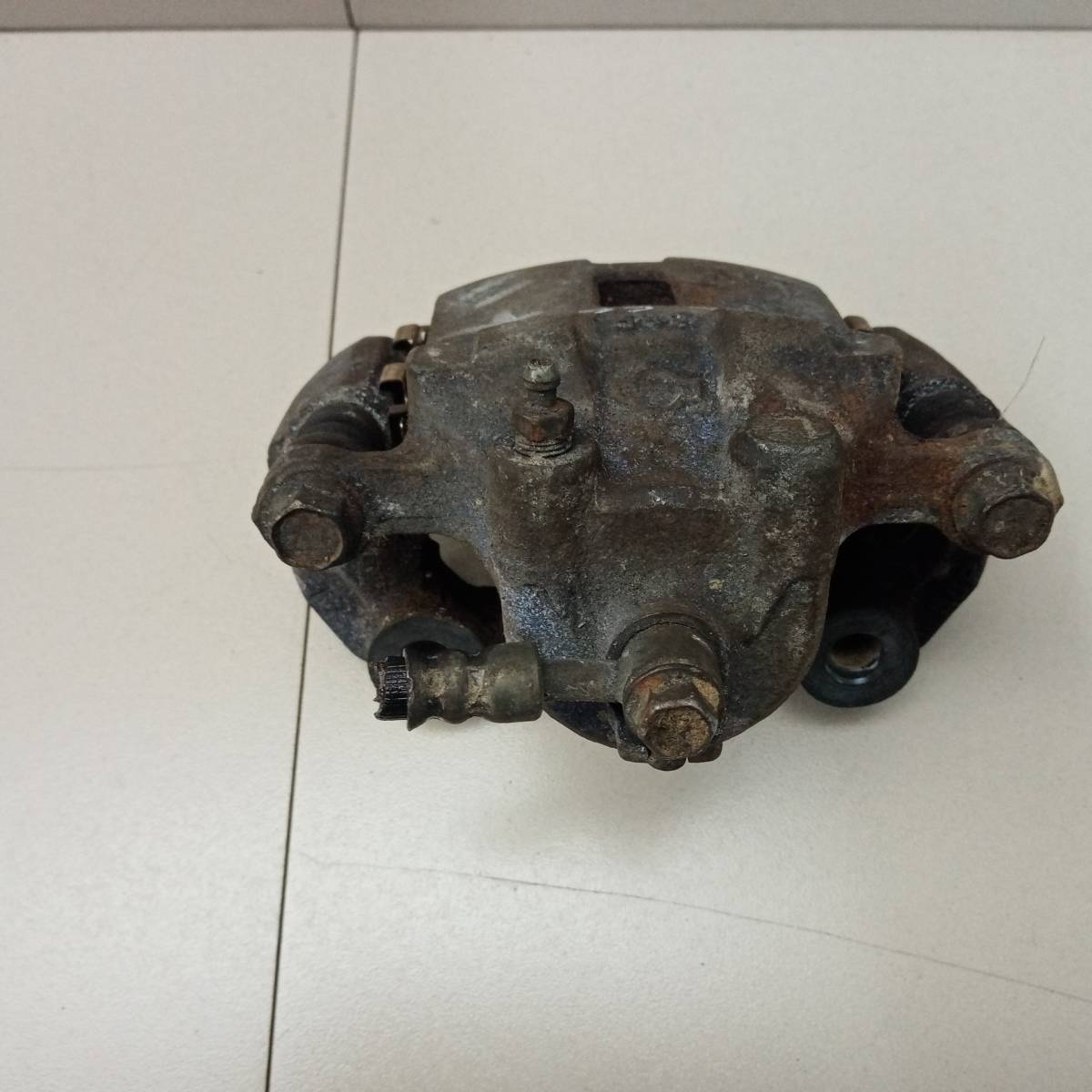 Суппорт передний левый Nissan March (K11) 1992-2002