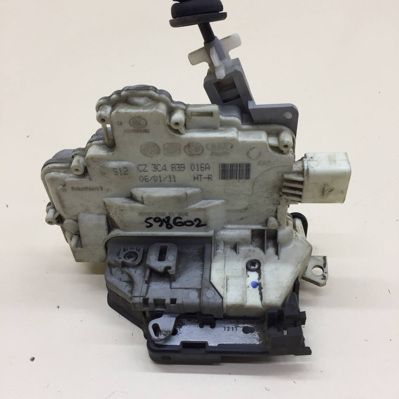 Замок двери задней правой Volkswagen Passat B7 2011-2015