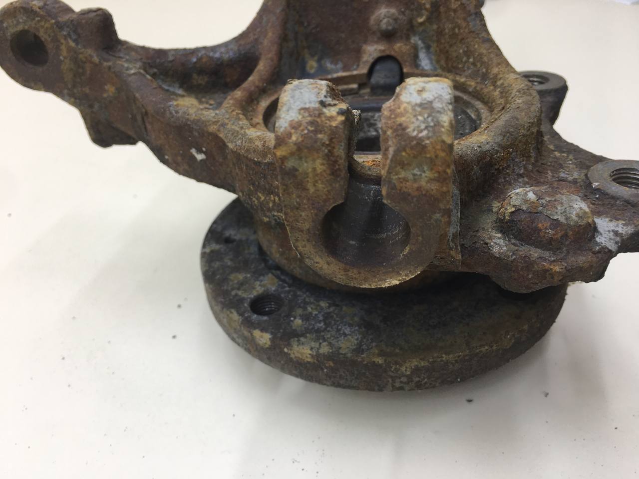 Кулак поворотный передний левый Peugeot 207 2006-2013