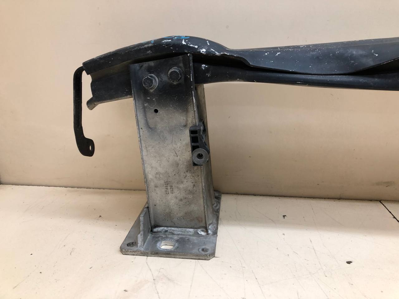 Усилитель переднего бампера Audi A4 (B8) 2007-2011