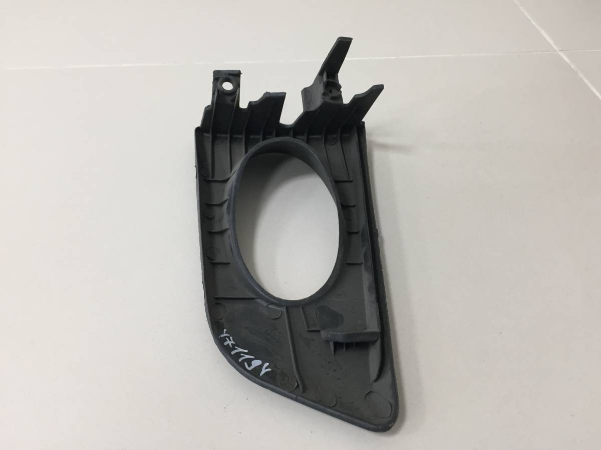 Рамка противотуманной фары правой Honda Fit (GD1) 2001-2007