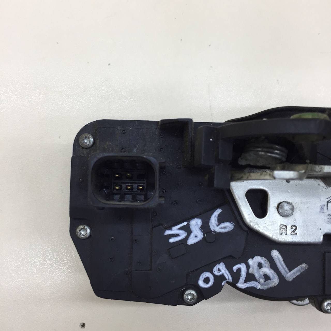 Замок двери задней левой Cadillac Escalade 3 2006-2014