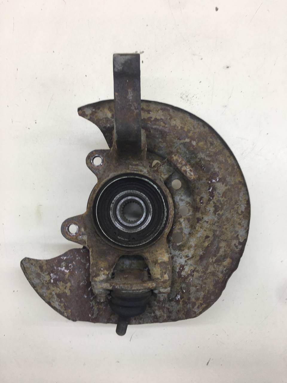 Кулак поворотный передний правый Lada Granta 2011>