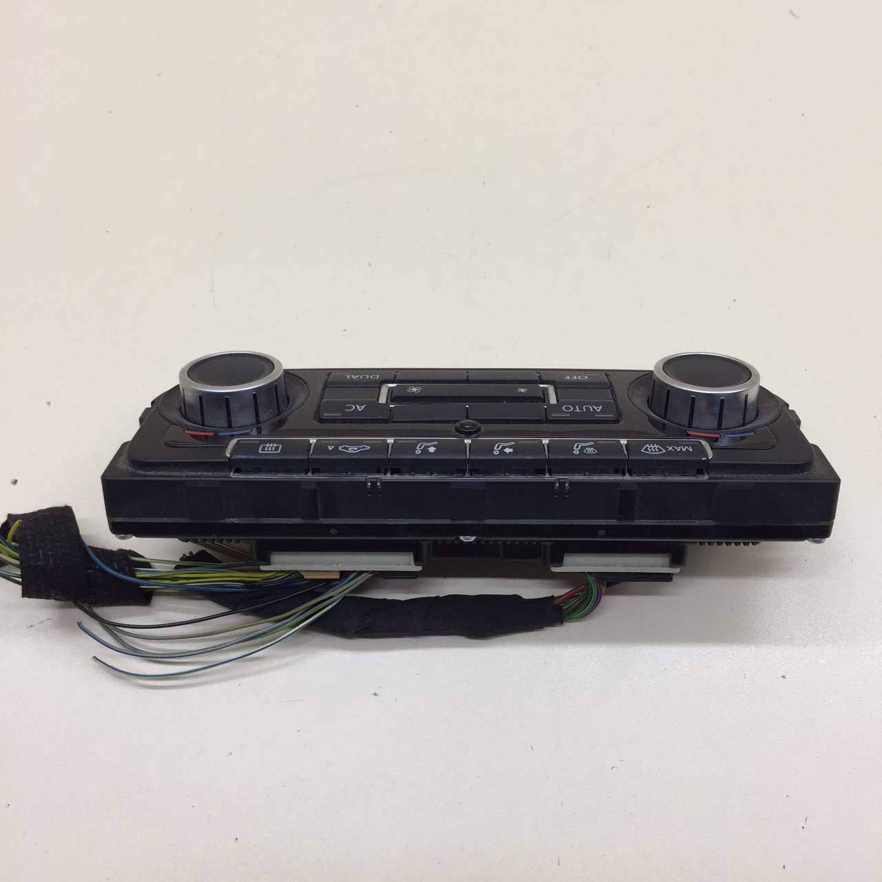 Блок управления климатической установкой Volkswagen Tiguan (5N1) 2007-2011