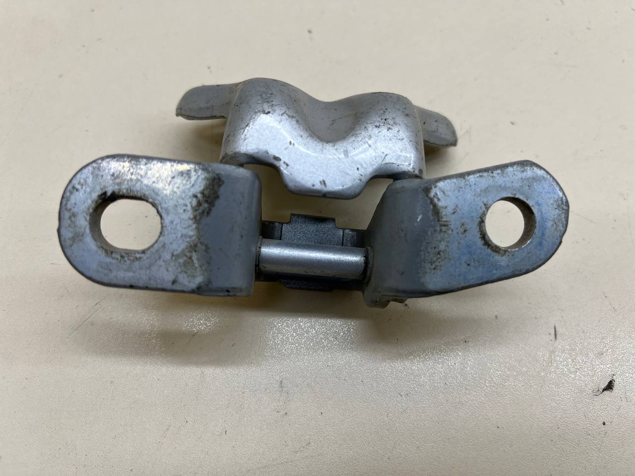 Петля двери задней правой верхняя Hyundai Solaris (RB) 2010-2017