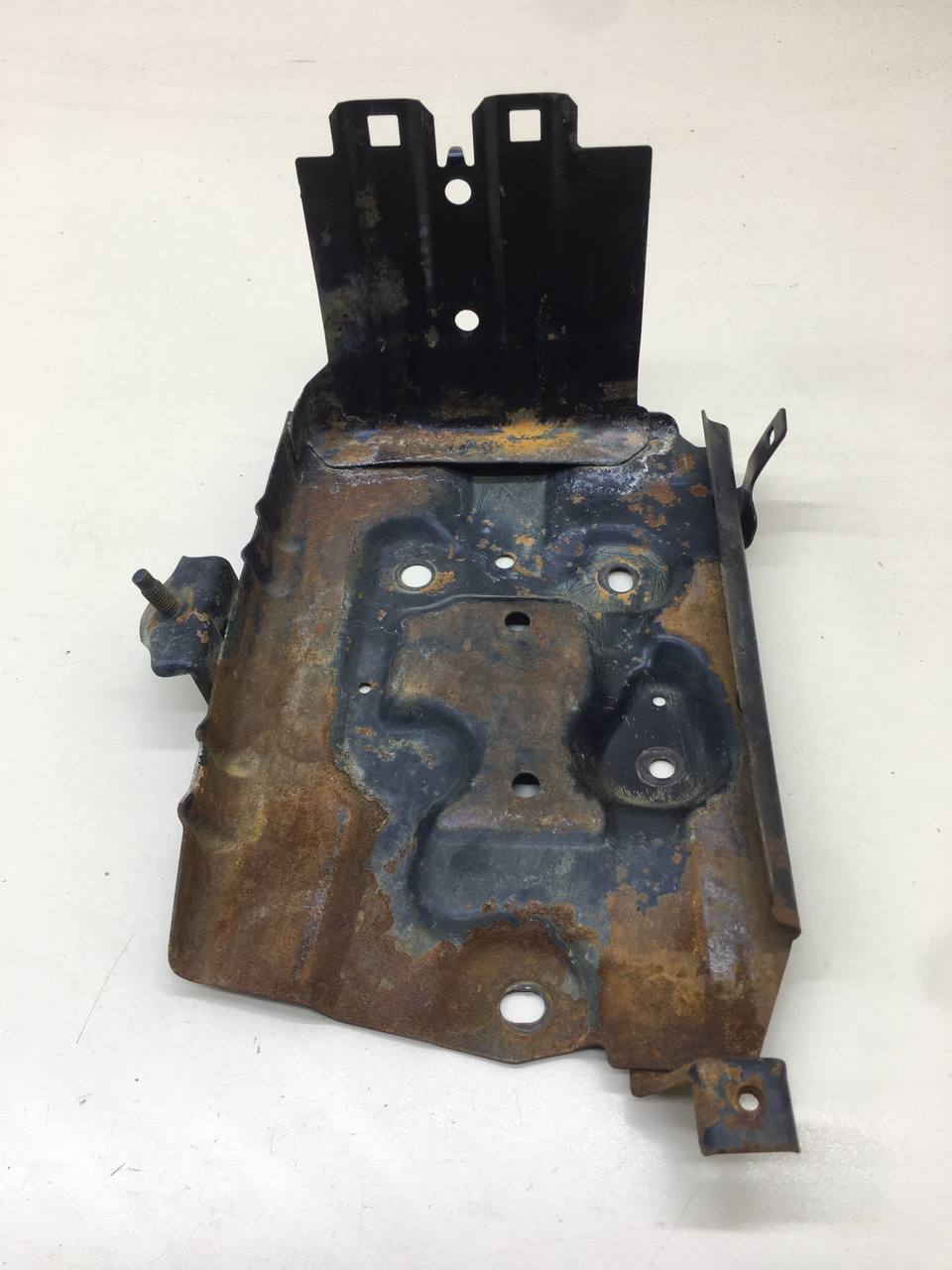 Крепление АКБ (корпус / подставка) Nissan Primera (P12) 2002-2007