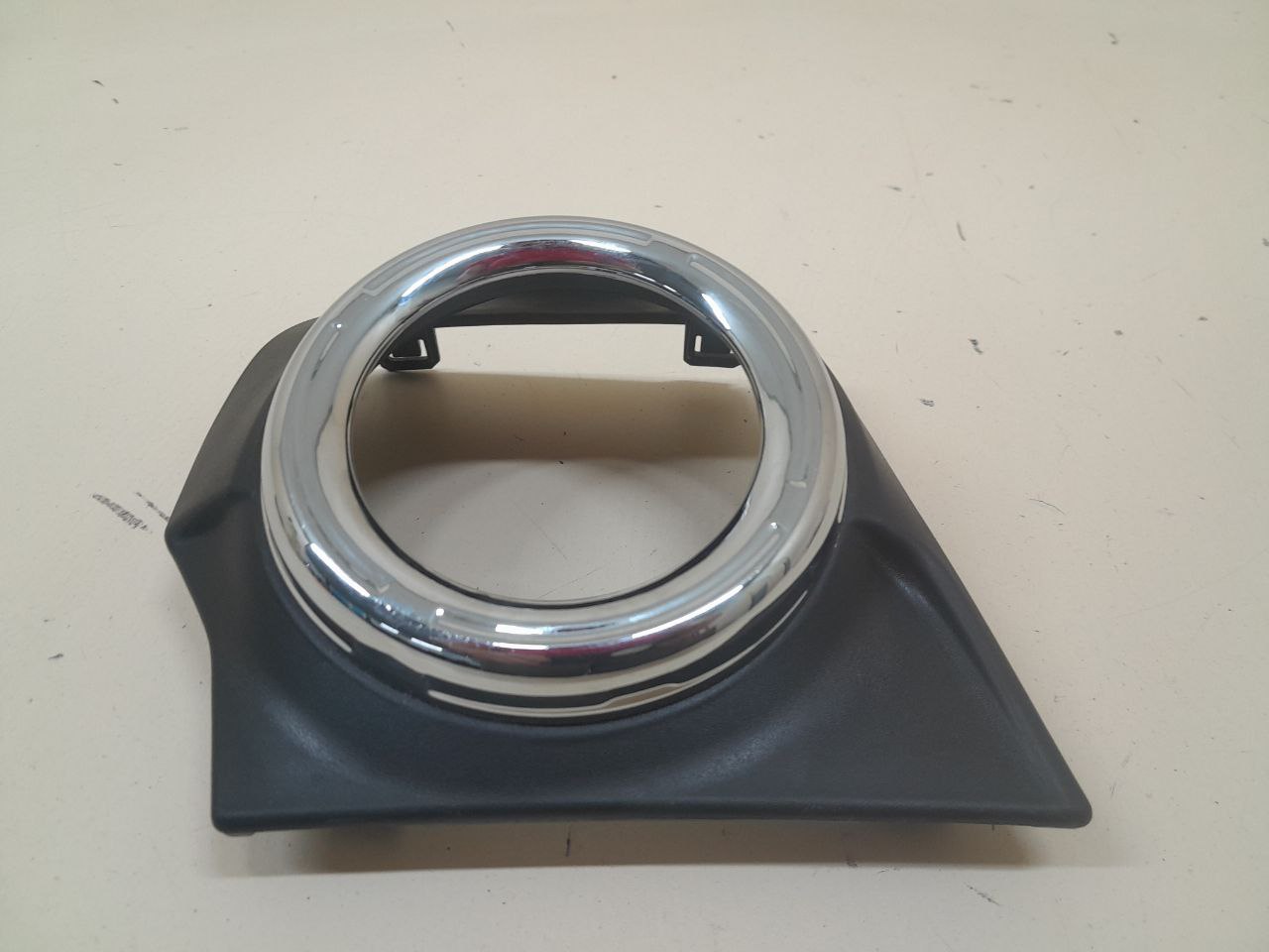 Рамка противотуманной фары правой Mitsubishi L200 5 (KK/KL) 2015>