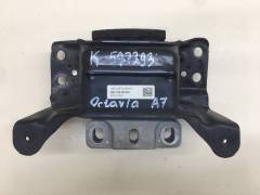 Опора КПП левая Skoda Octavia (A7) 2013>