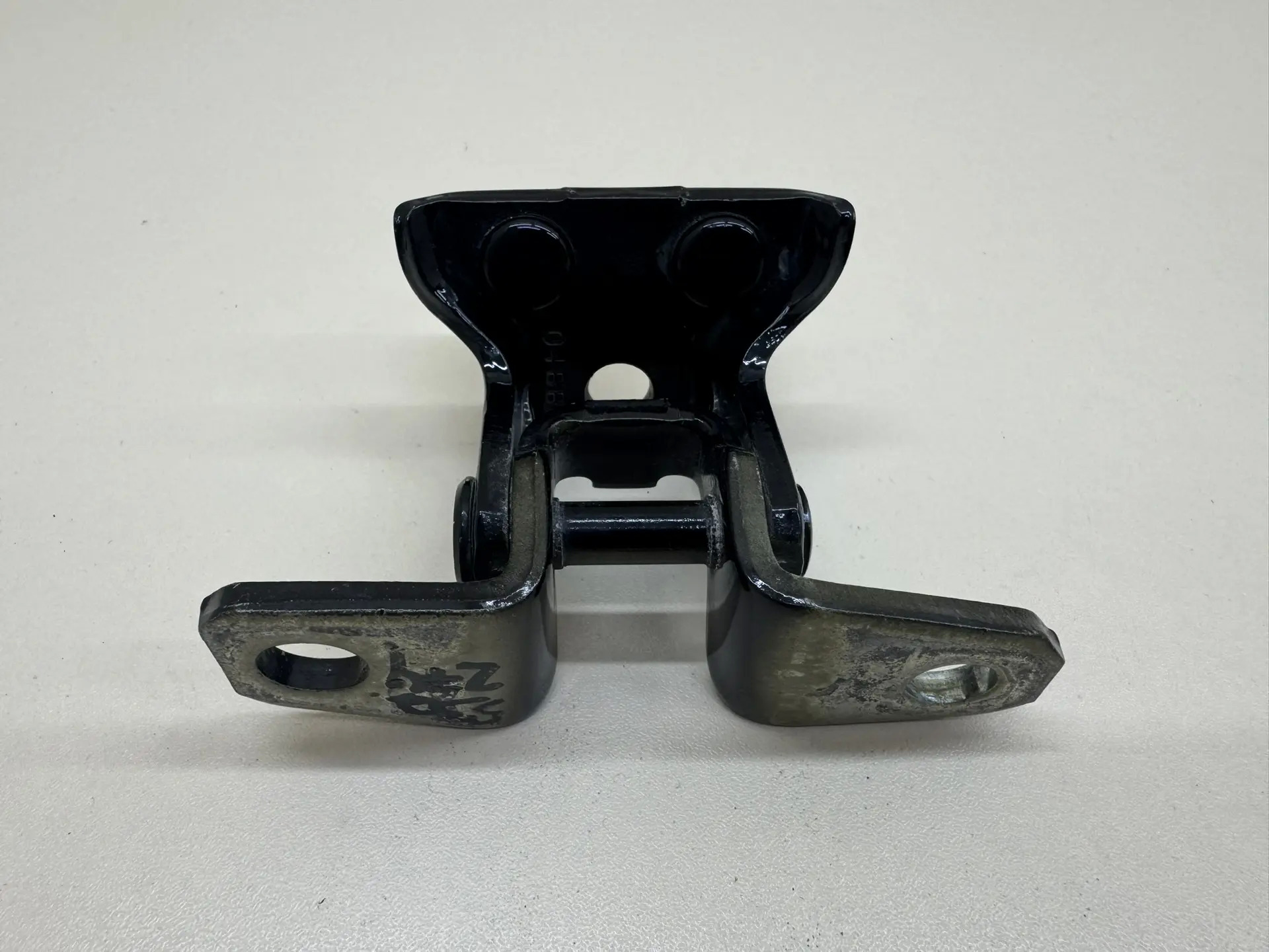 Петля двери задней левой верхняя Mitsubishi Outlander (GF) 2012>