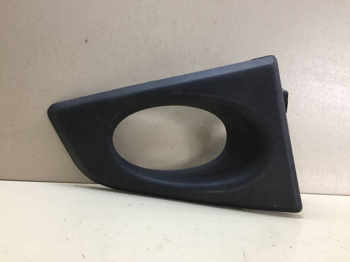 Рамка противотуманной фары правой Honda Fit (GD1) 2001-2007