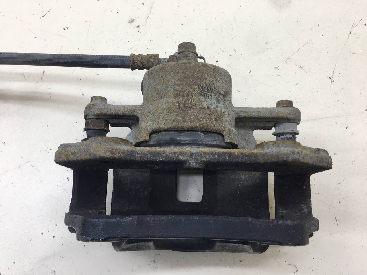 Суппорт передний правый Suzuki Grand Vitara 2005-2015