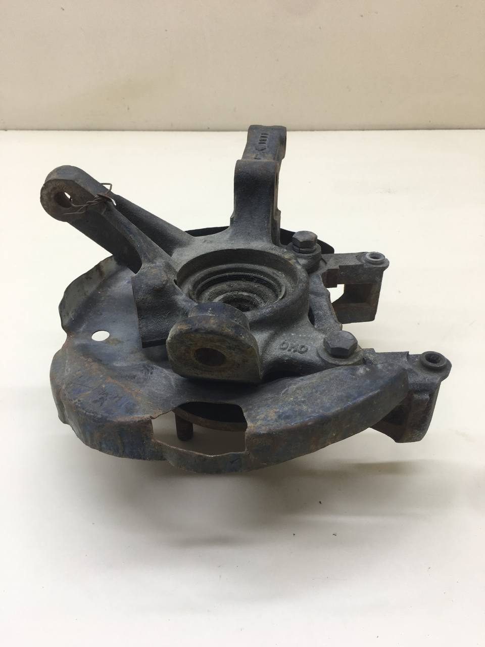 Кулак поворотный передний левый Nissan Almera (N15) 1995-2000