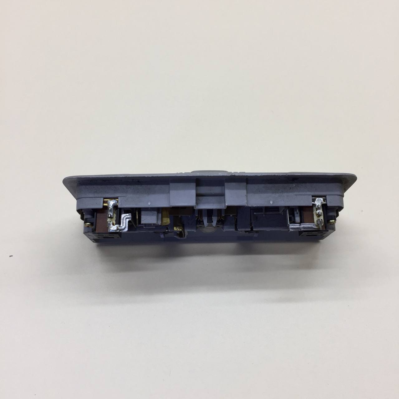 Плафон салонный Mitsubishi Pajero/Montero 3 (V6, V7) 2000-2006