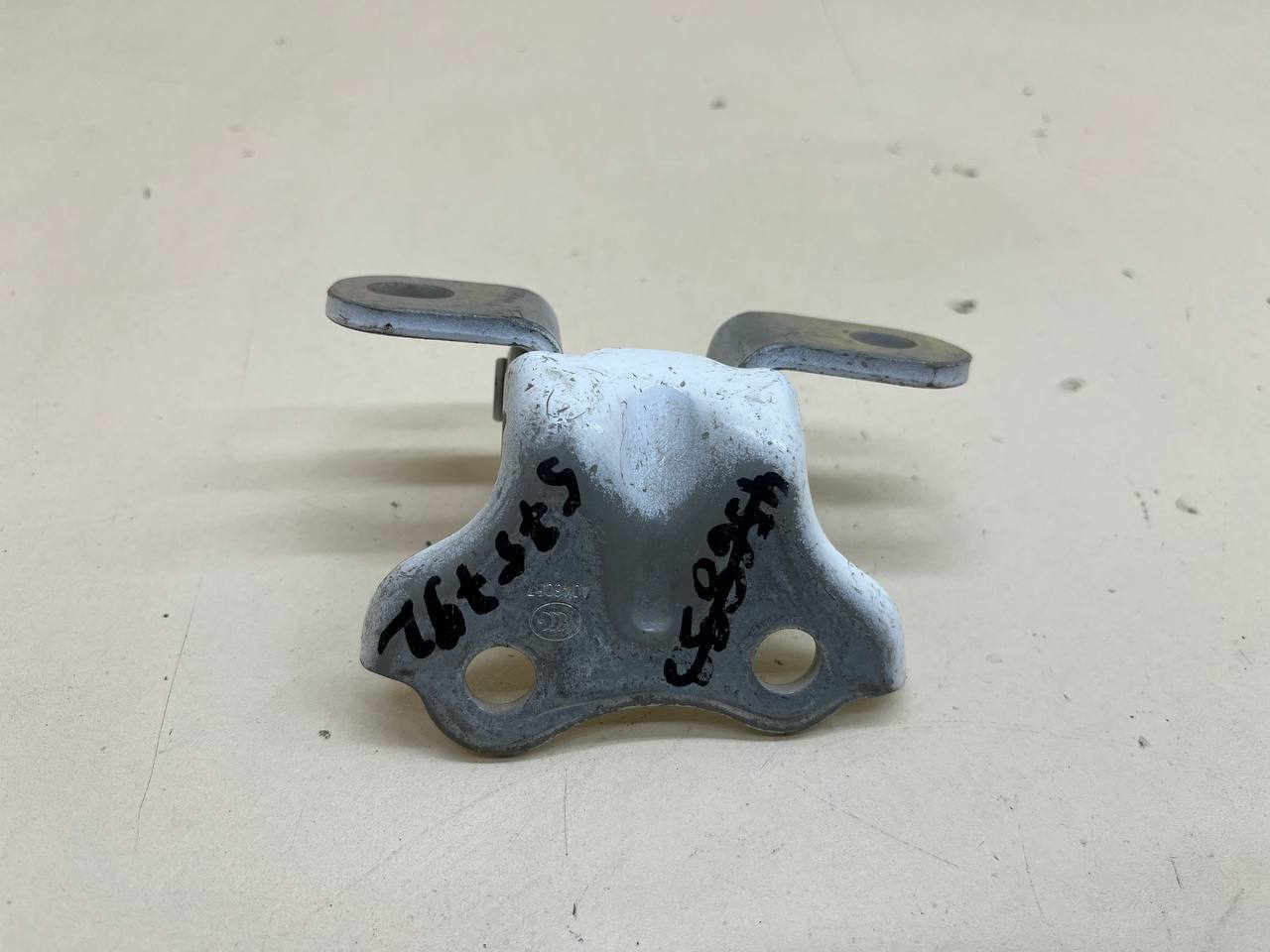 Петля двери задней левой верхняя Hyundai Solaris (RB) 2010-2017