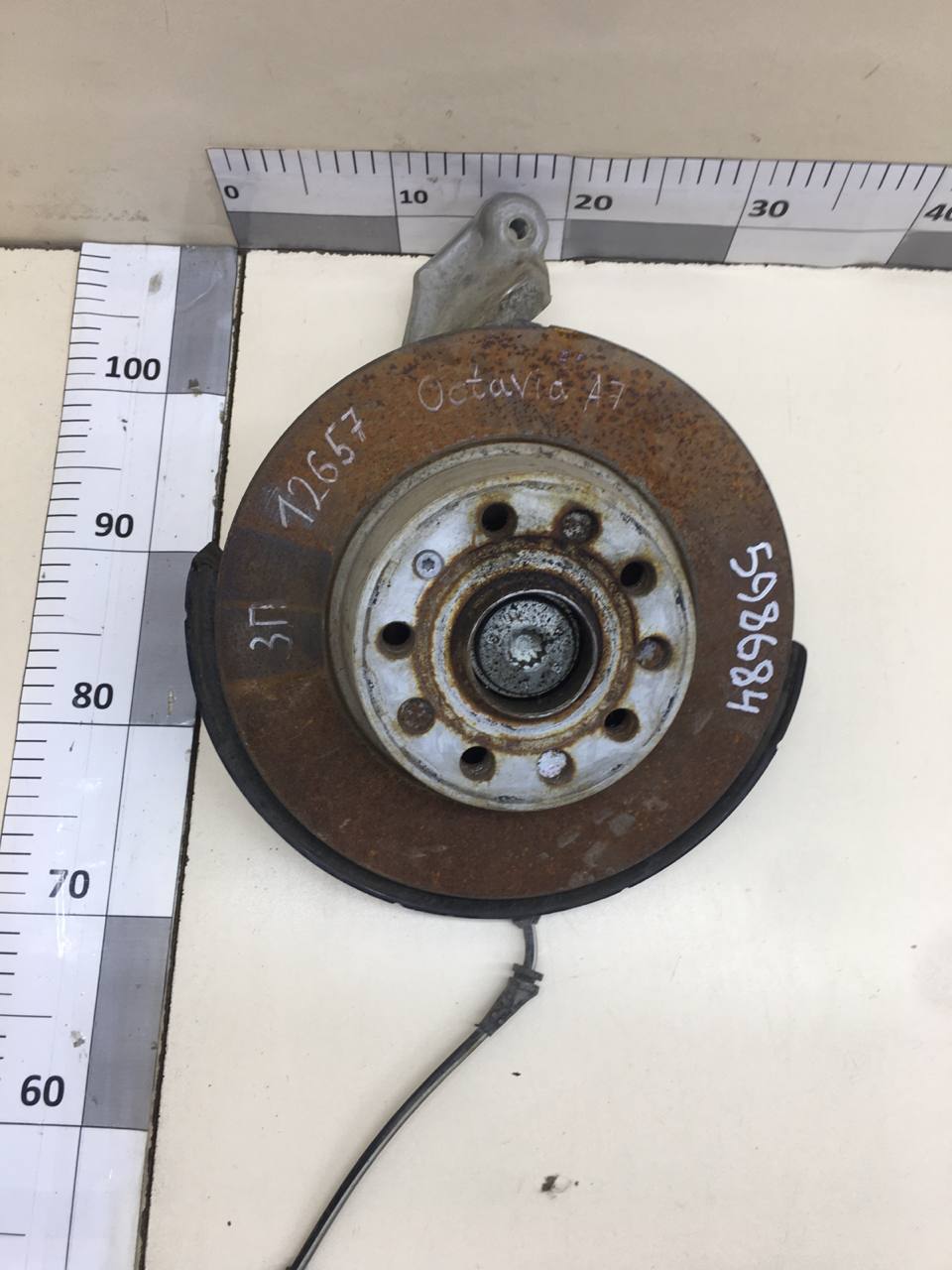 Кулак поворотный задний правый Skoda Octavia (A7) 2013>