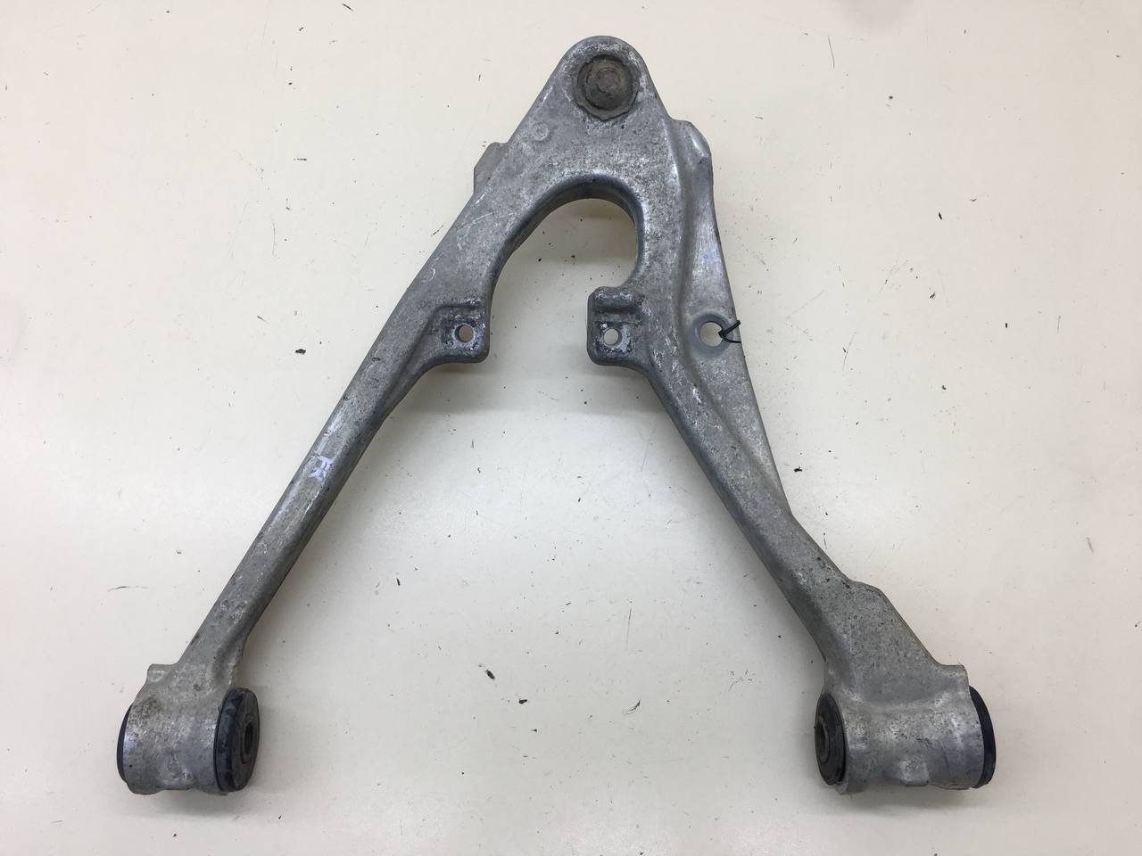 Рычаг передний нижний правый Cadillac Escalade 3 2006-2014