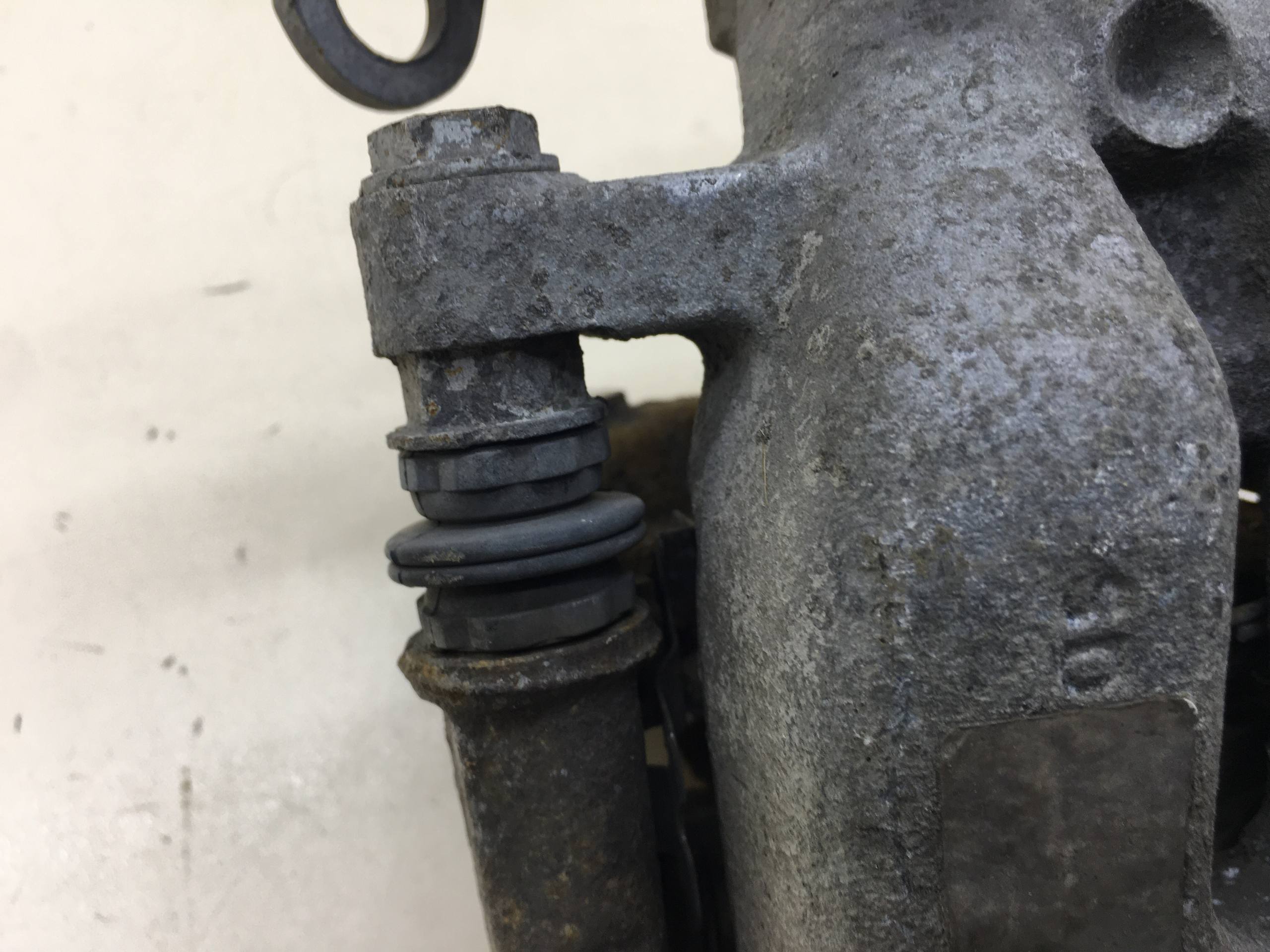 Суппорт задний правый Peugeot 208 2012>