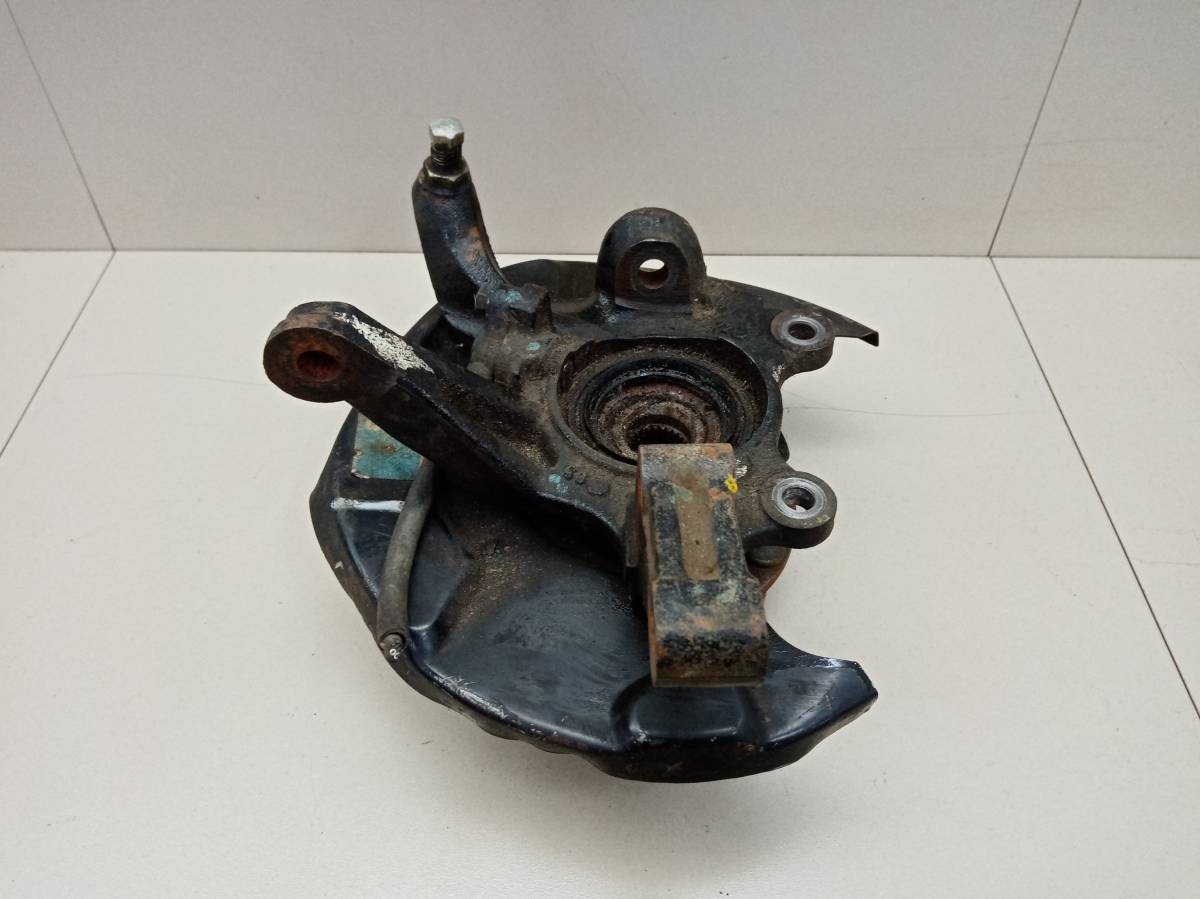 Кулак поворотный передний правый Nissan Avenir (W10) 1990-1999