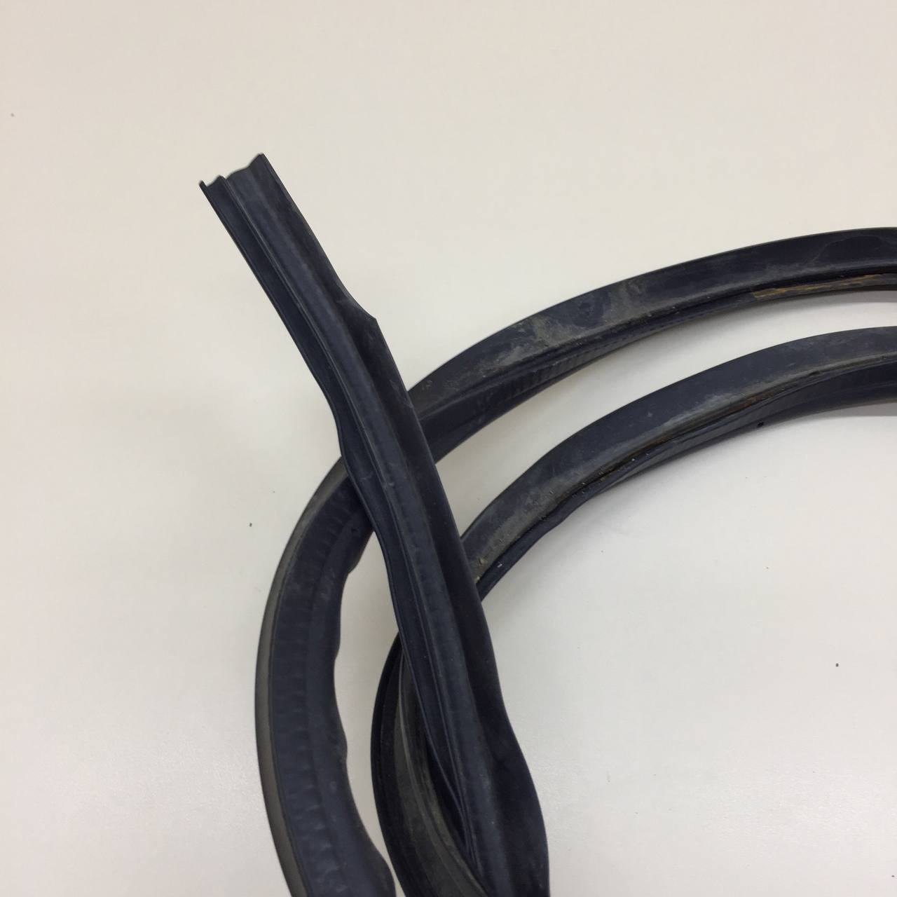 Уплотнитель (Наружный) Lada  Niva Travel 2020>