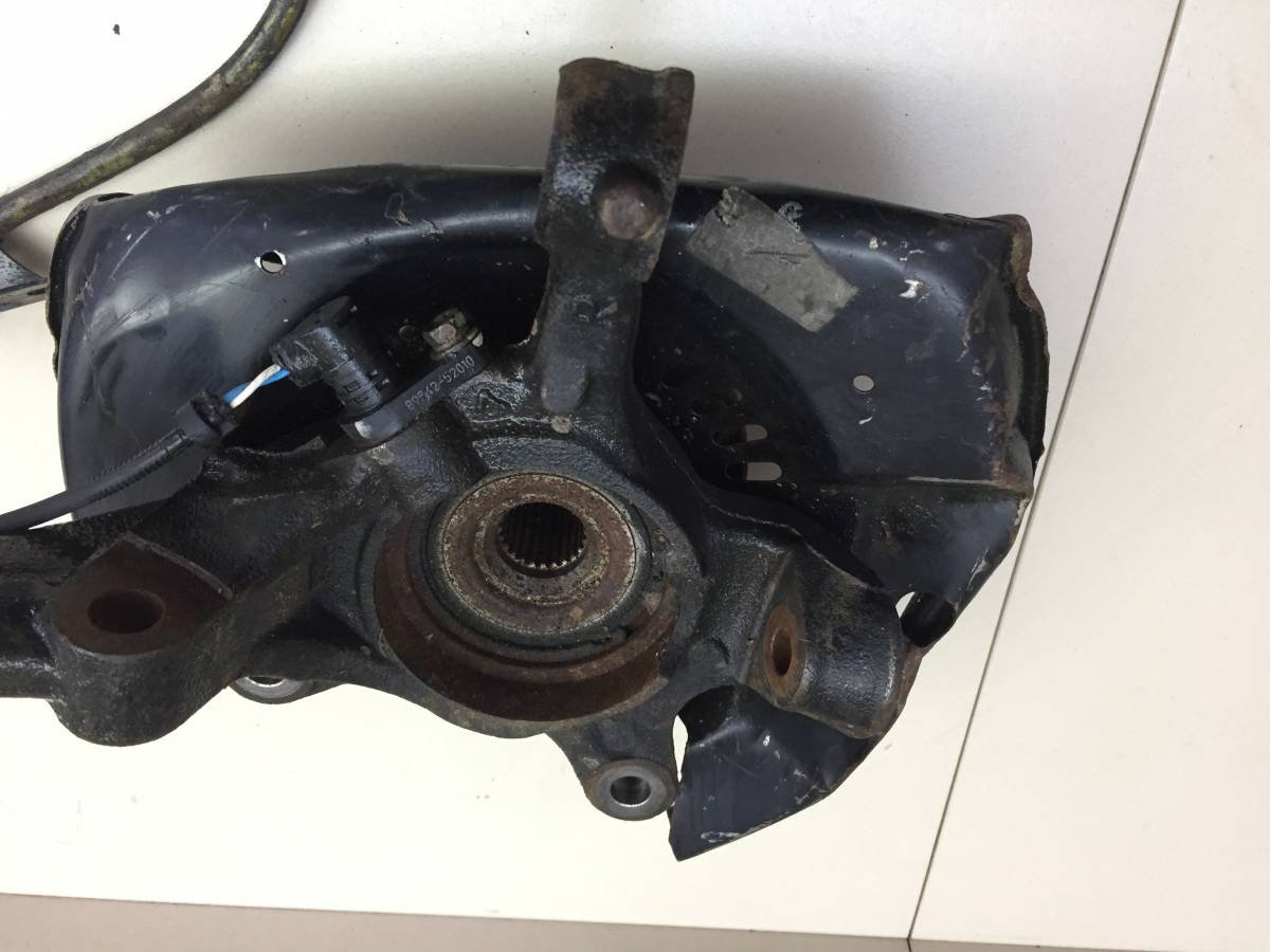 Кулак поворотный передний правый Toyota Raum (Z20) 2003-2011