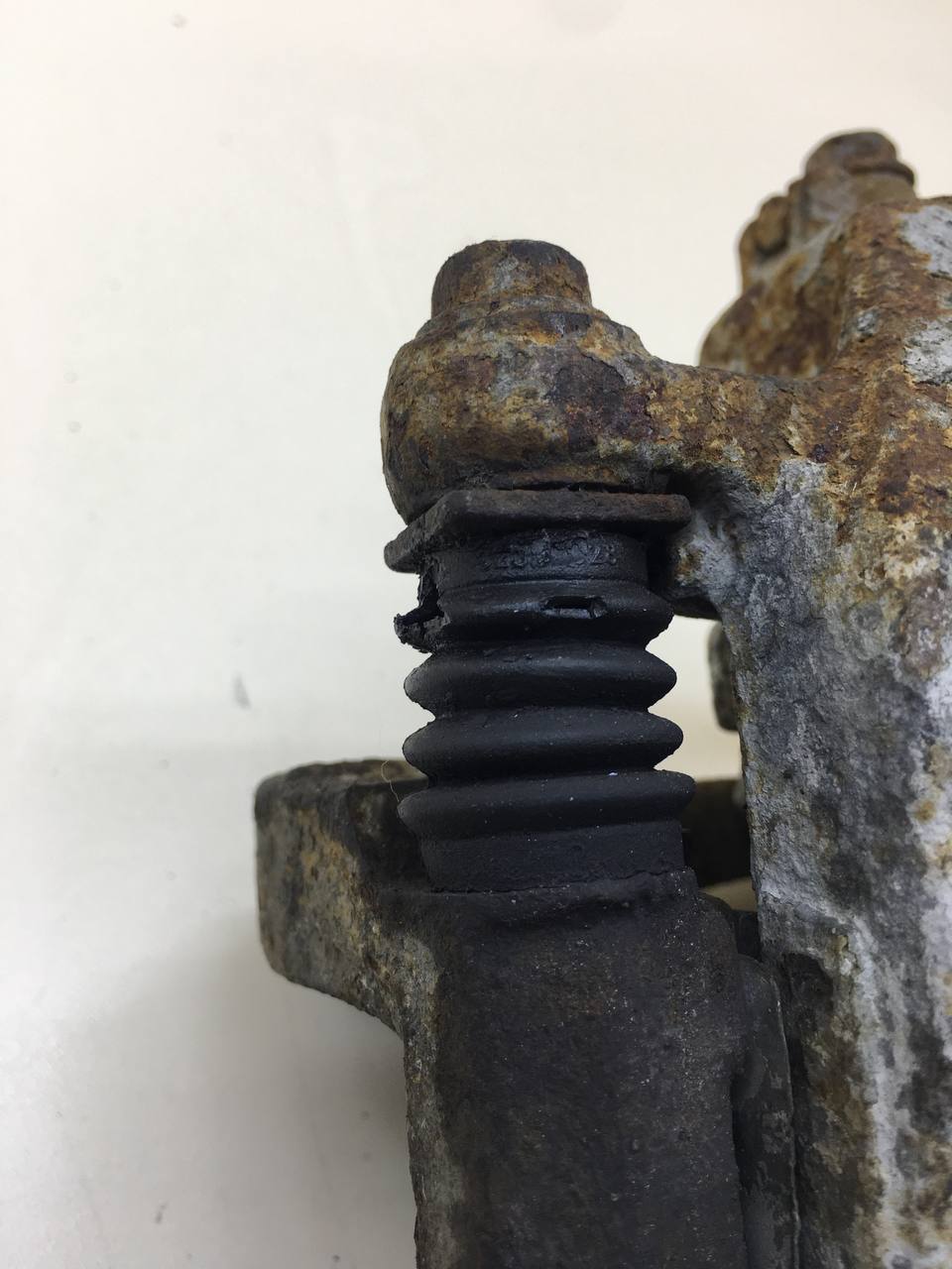 Суппорт передний левый Nissan Primera (P12) 2002-2007