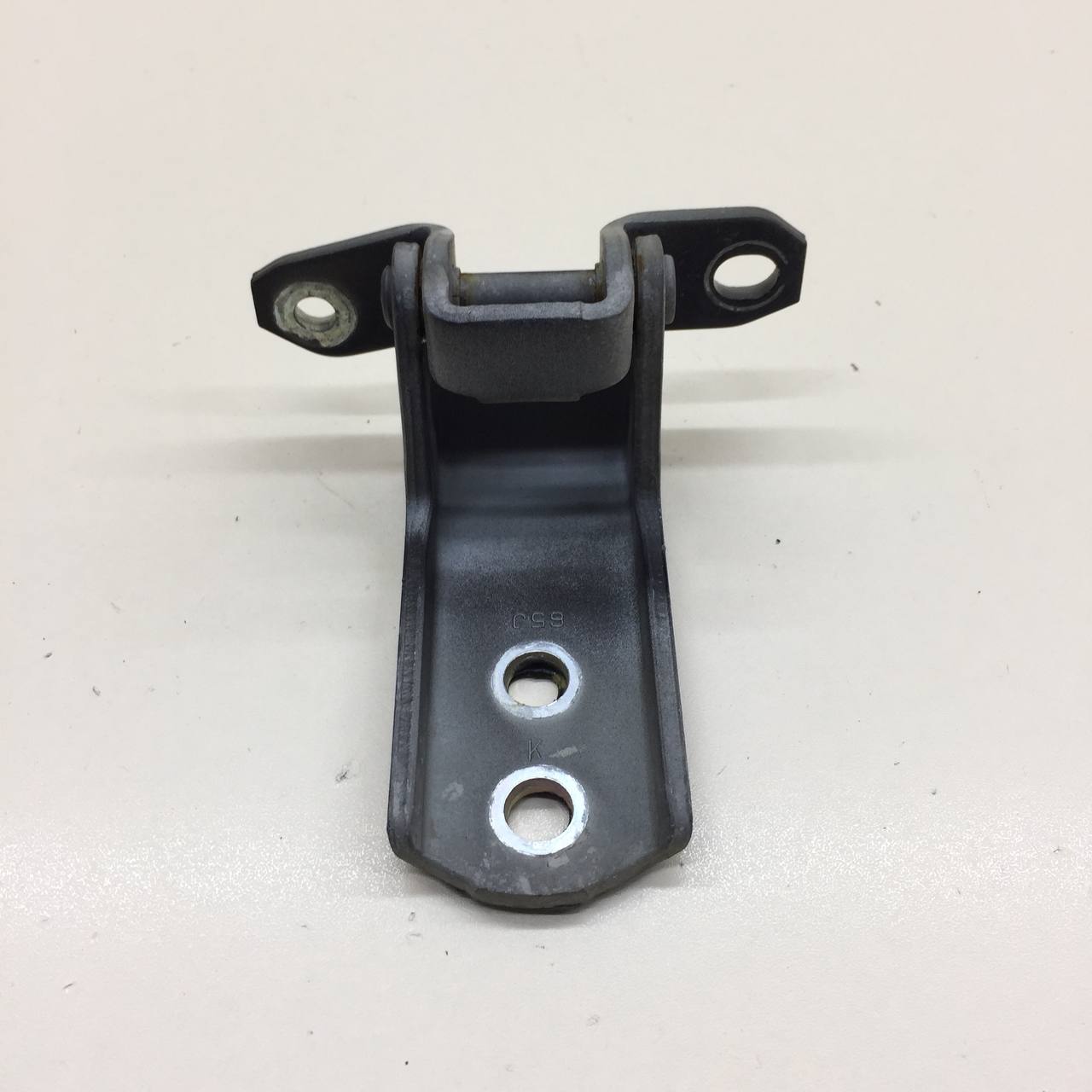 Петля двери передней левой верхняя Suzuki Grand Vitara 2005-2015