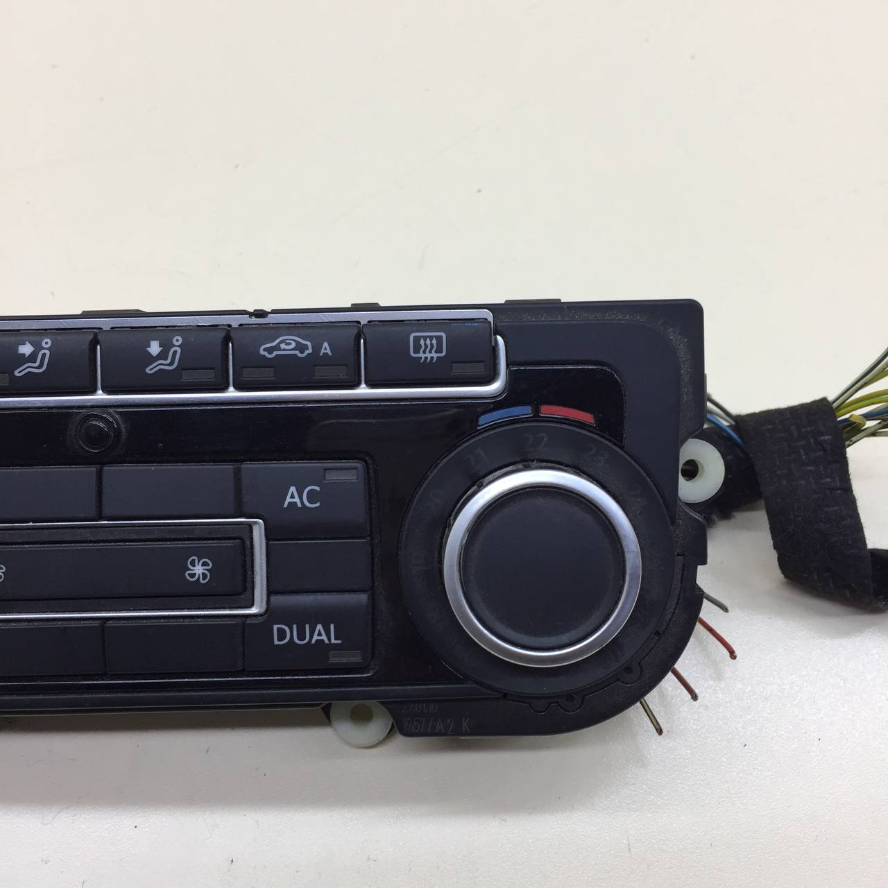 Блок управления климатической установкой Volkswagen Tiguan (5N1) 2007-2011