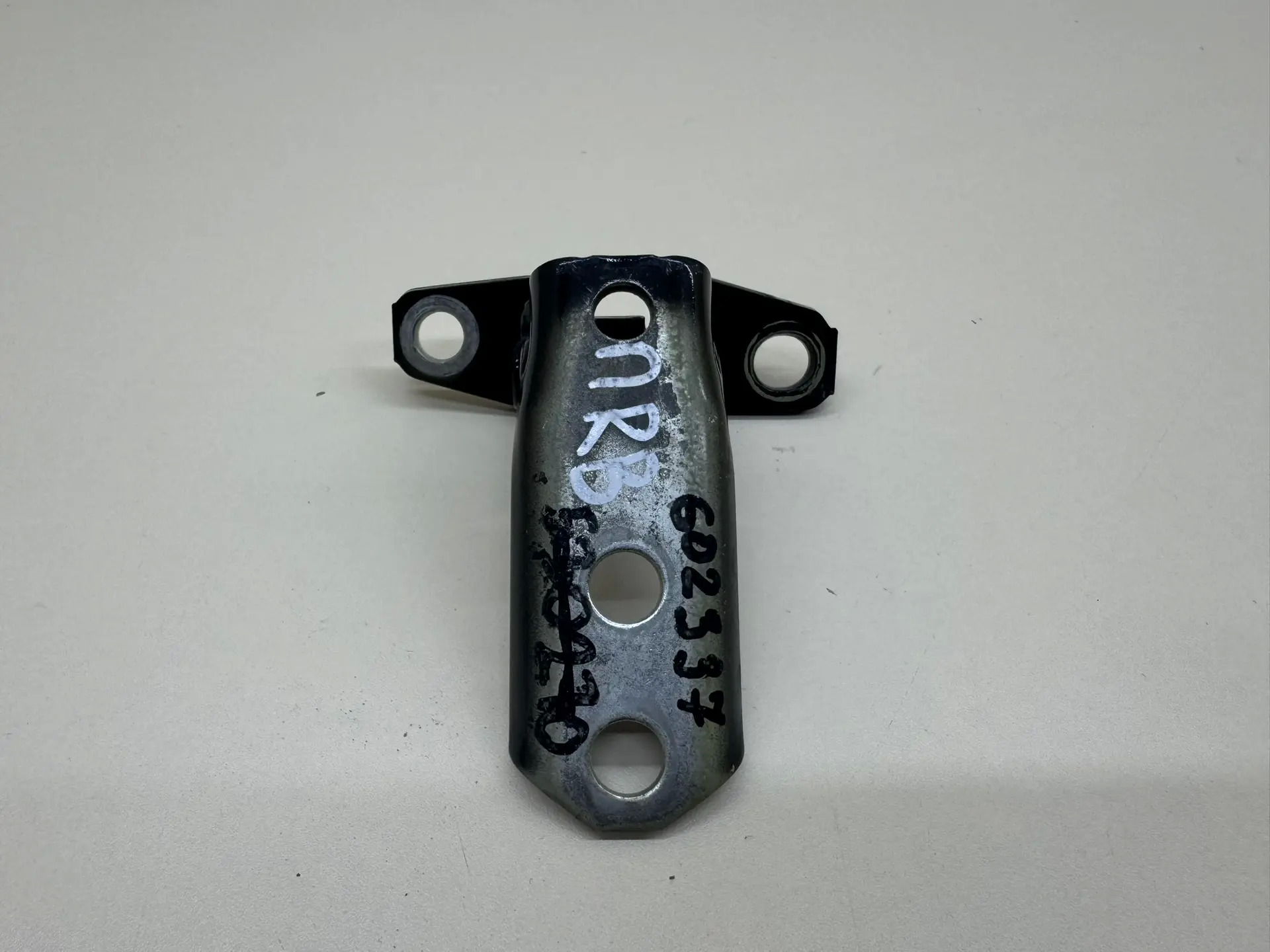 Петля двери передней правой верхняя Mitsubishi Outlander (GF) 2012>